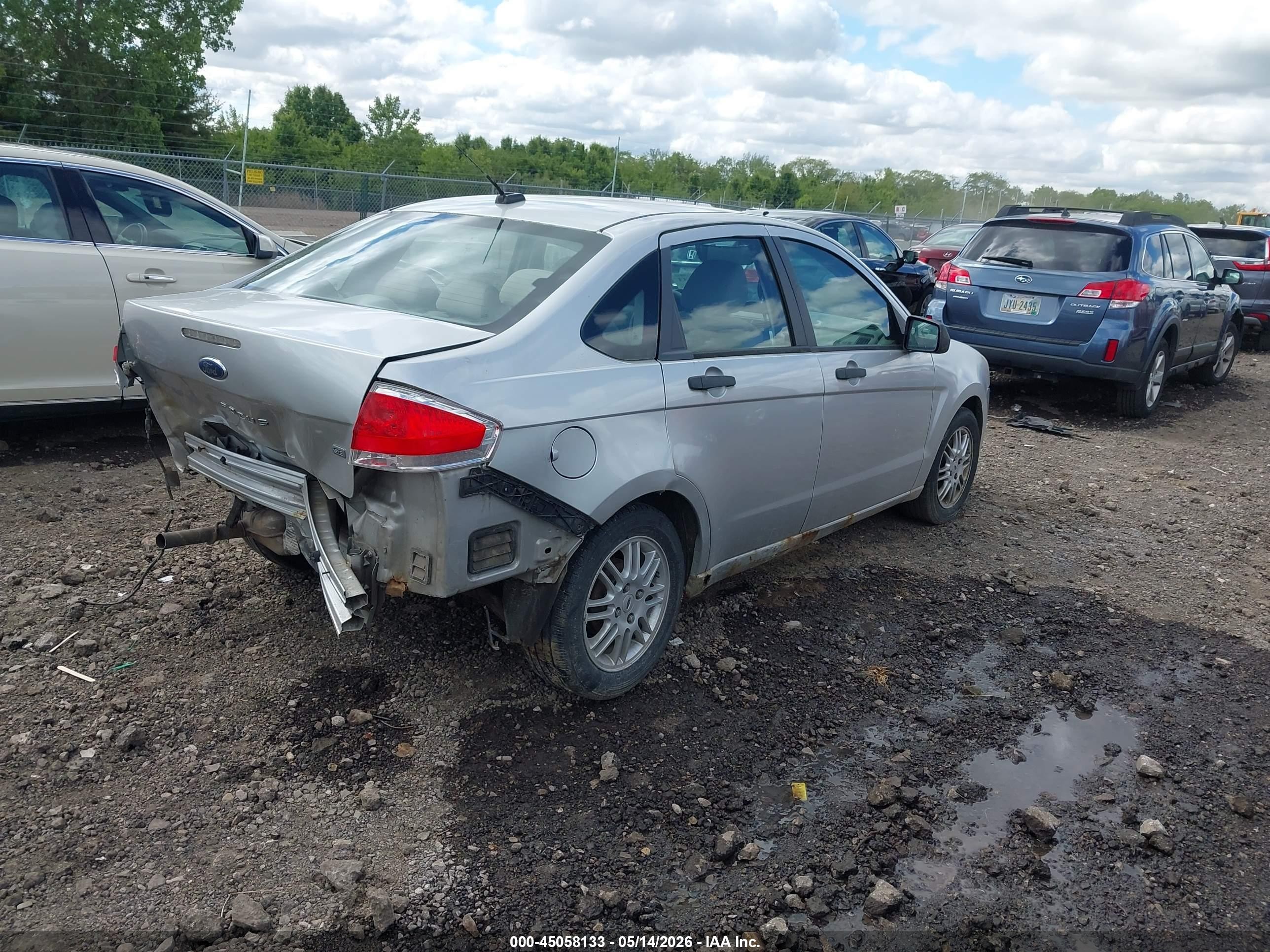 2010 Ford Focus Se Серебряный vin: 1FAHP3FN6AW253119