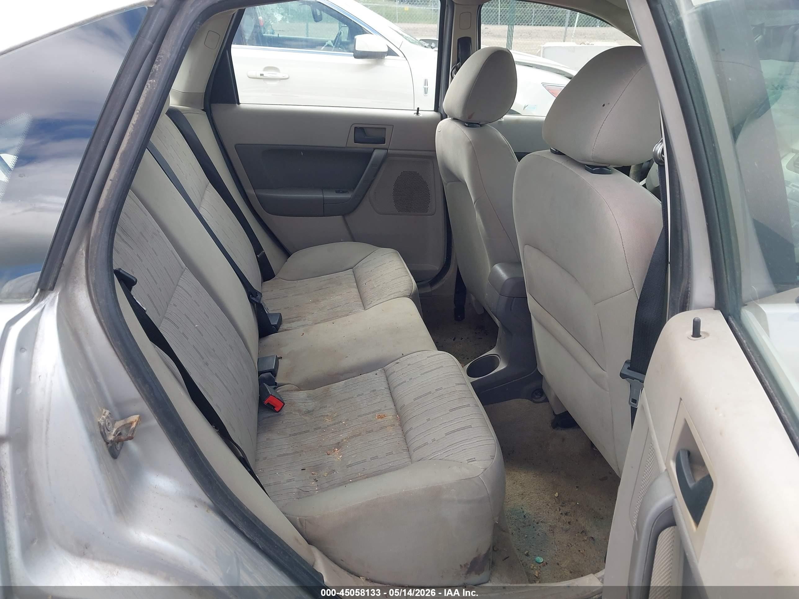 2010 Ford Focus Se Серебряный vin: 1FAHP3FN6AW253119