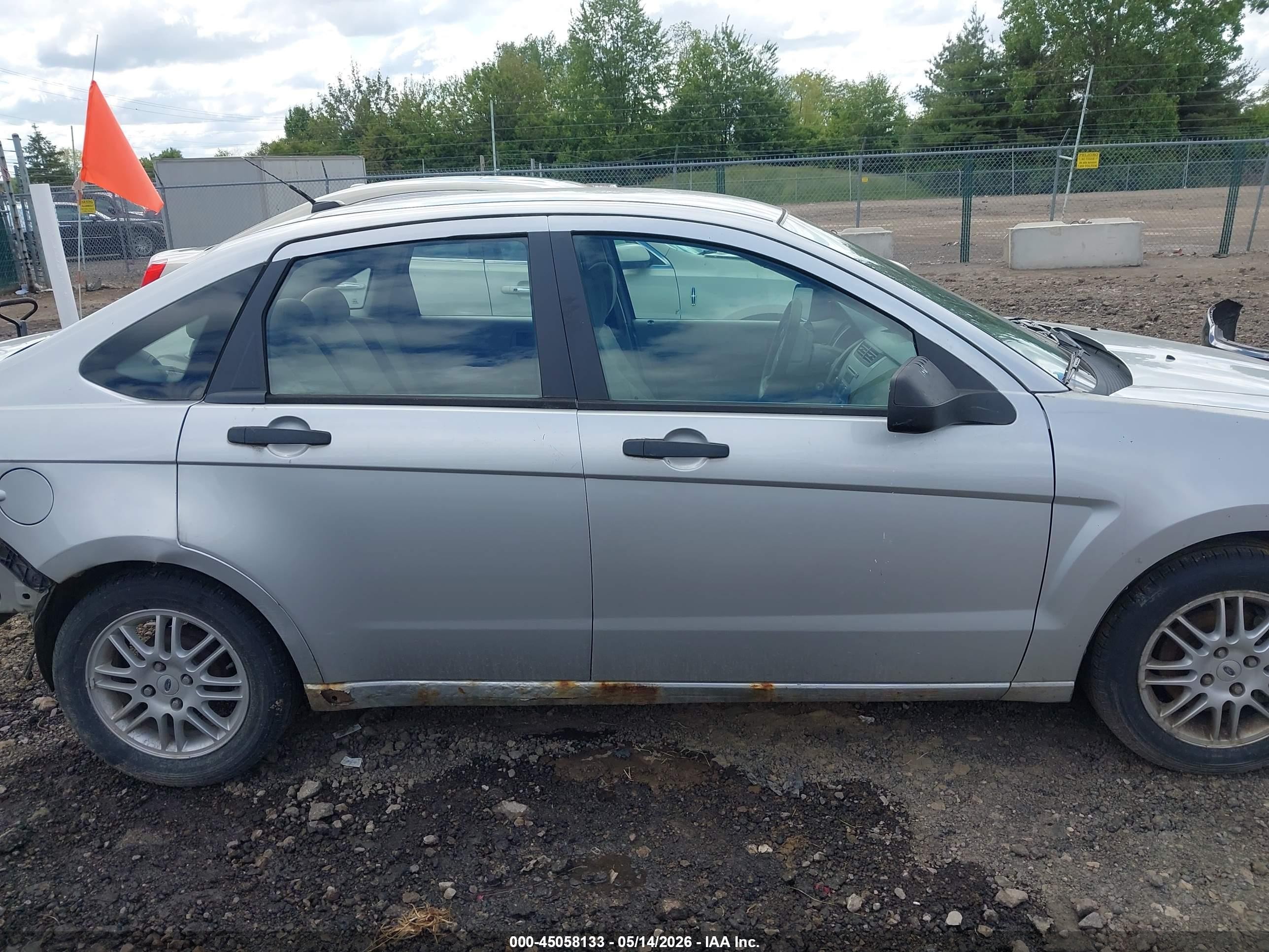 2010 Ford Focus Se Серебряный vin: 1FAHP3FN6AW253119