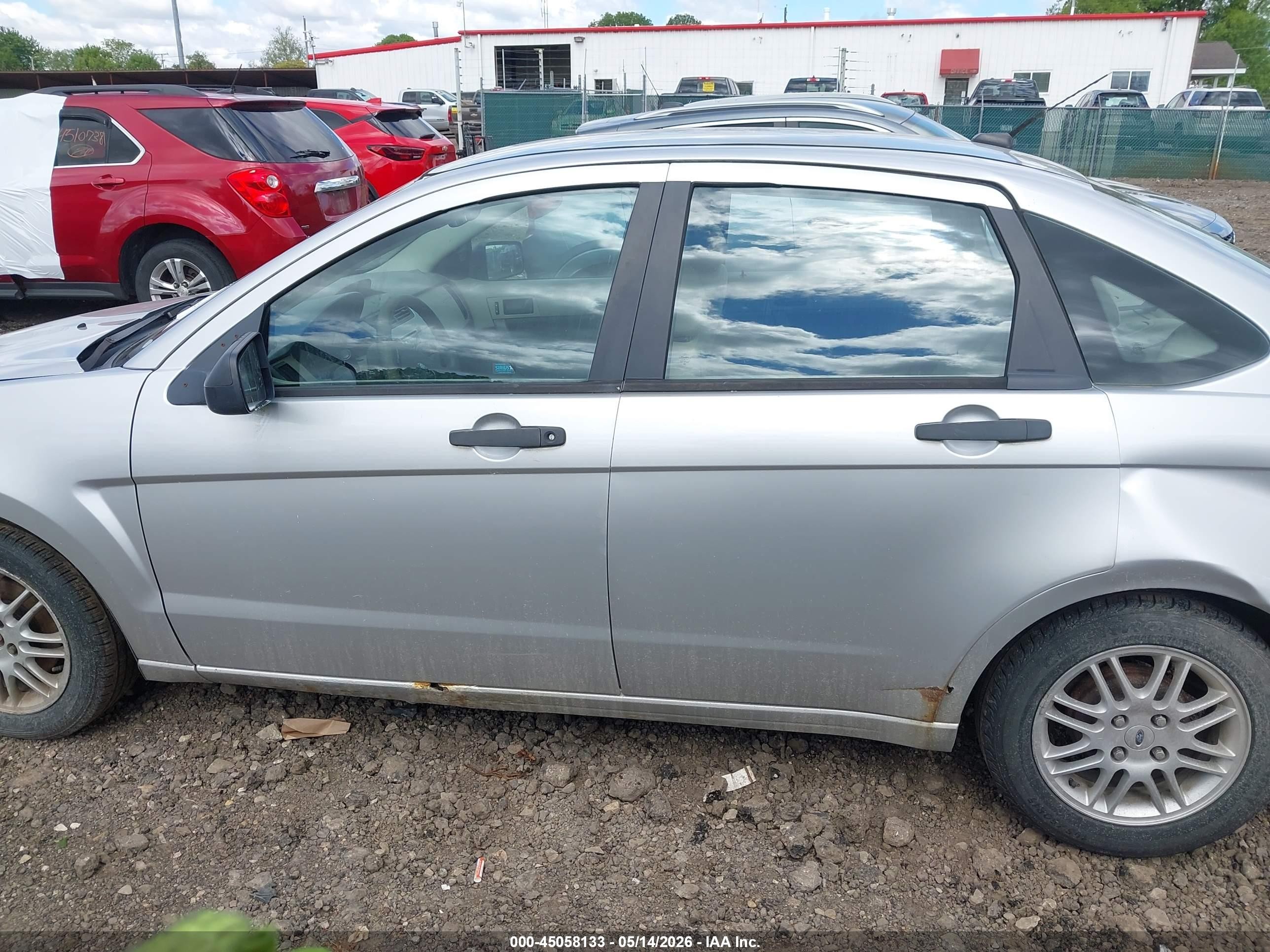 2010 Ford Focus Se Серебряный vin: 1FAHP3FN6AW253119