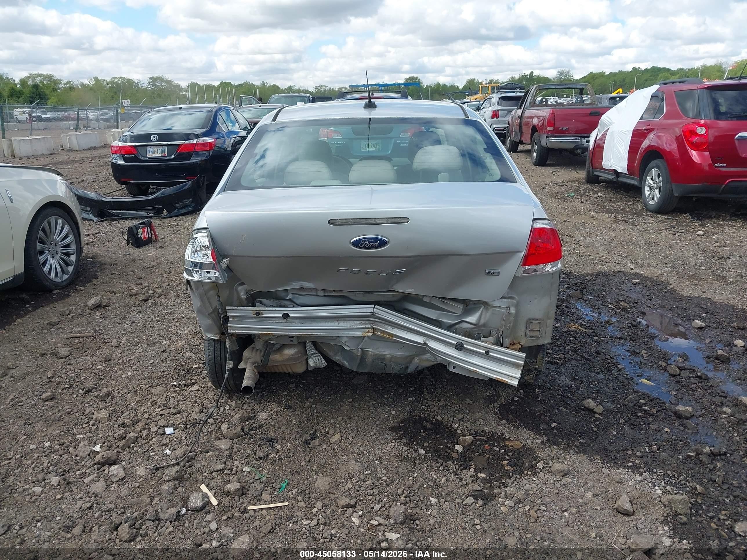2010 Ford Focus Se Серебряный vin: 1FAHP3FN6AW253119