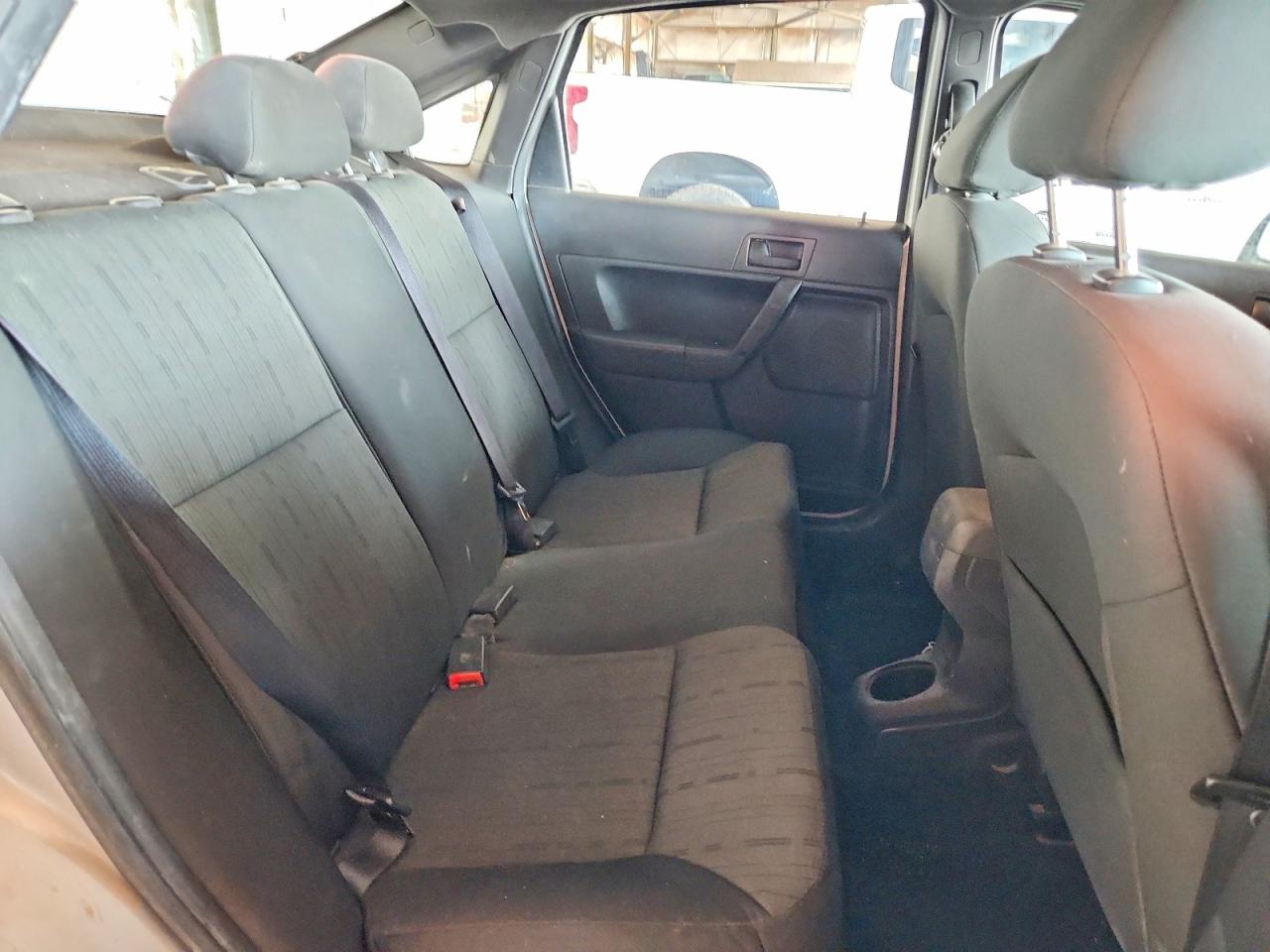 2010 Ford Focus Se Серебряный vin: 1FAHP3FN6AW269983