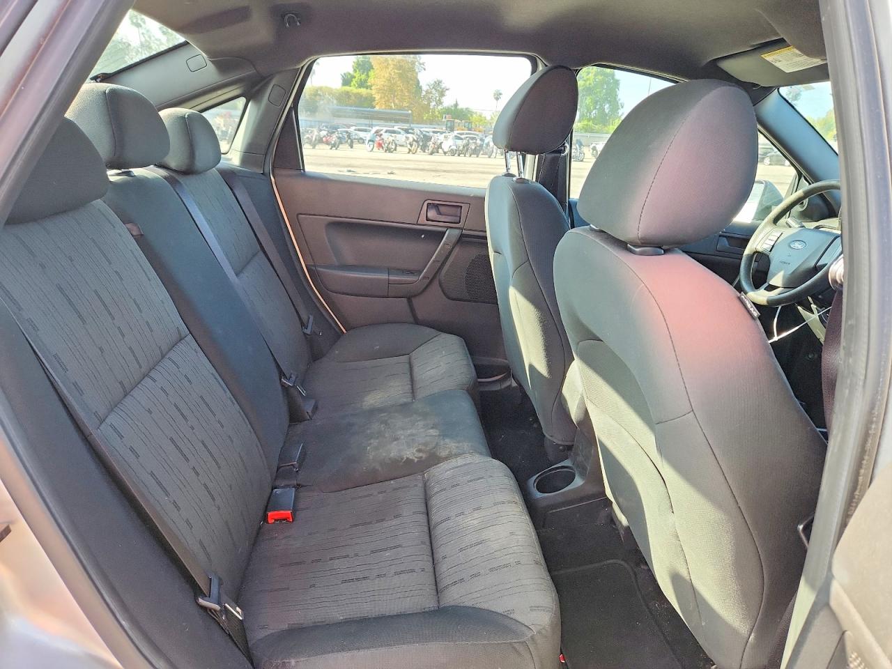 2010 Ford Focus Se Silver vin: 1FAHP3FN6AW273824