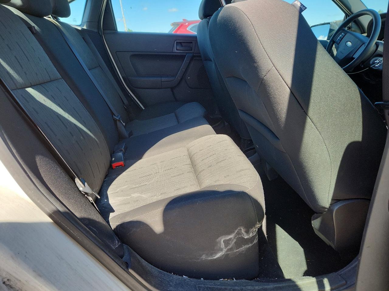 2010 Ford Focus Se White vin: 1FAHP3FN7AW222218
