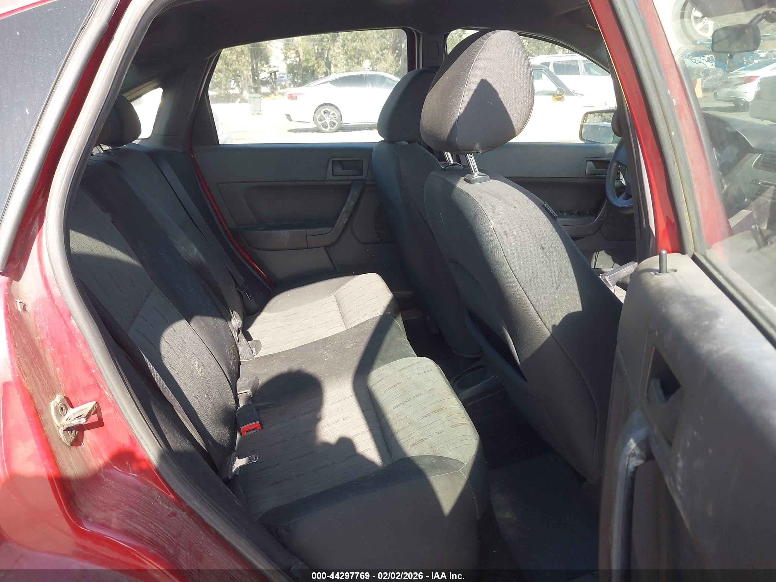 2010 Ford Focus Se Red vin: 1FAHP3FN7AW222445