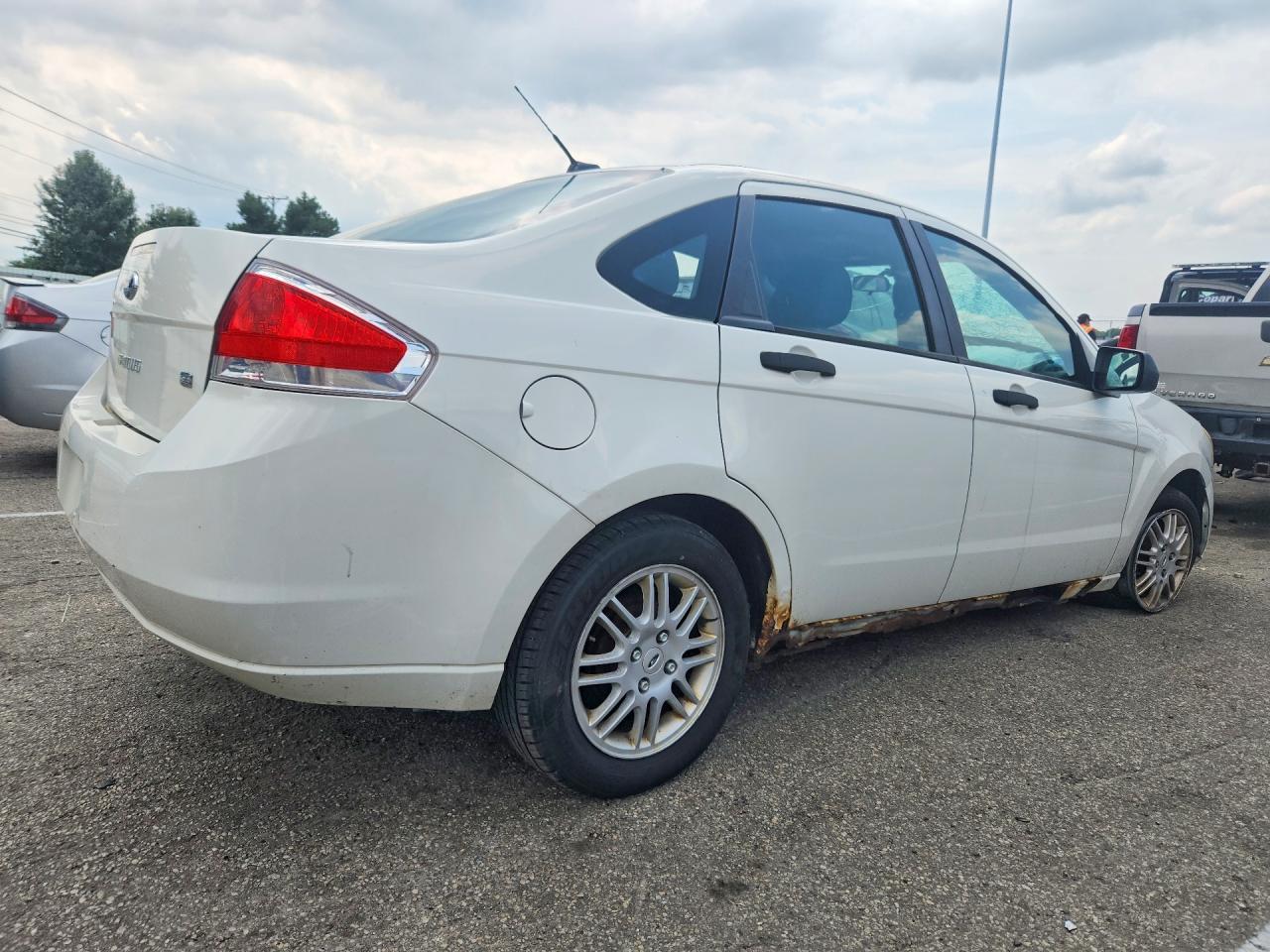 2011 Ford Focus Se White vin: 1FAHP3FN7BW122251