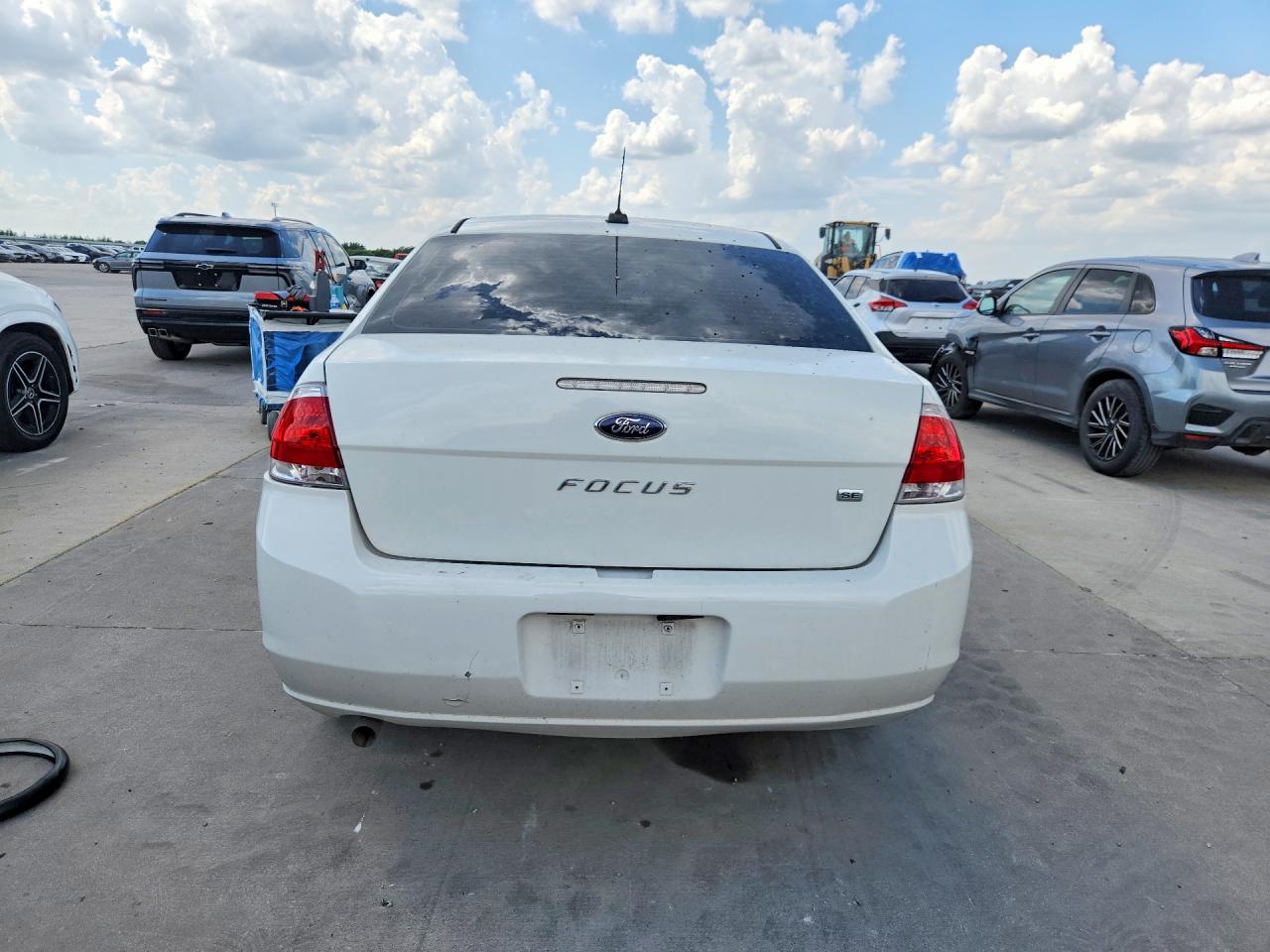 2010 Ford Focus Se White vin: 1FAHP3FN8AW108275
