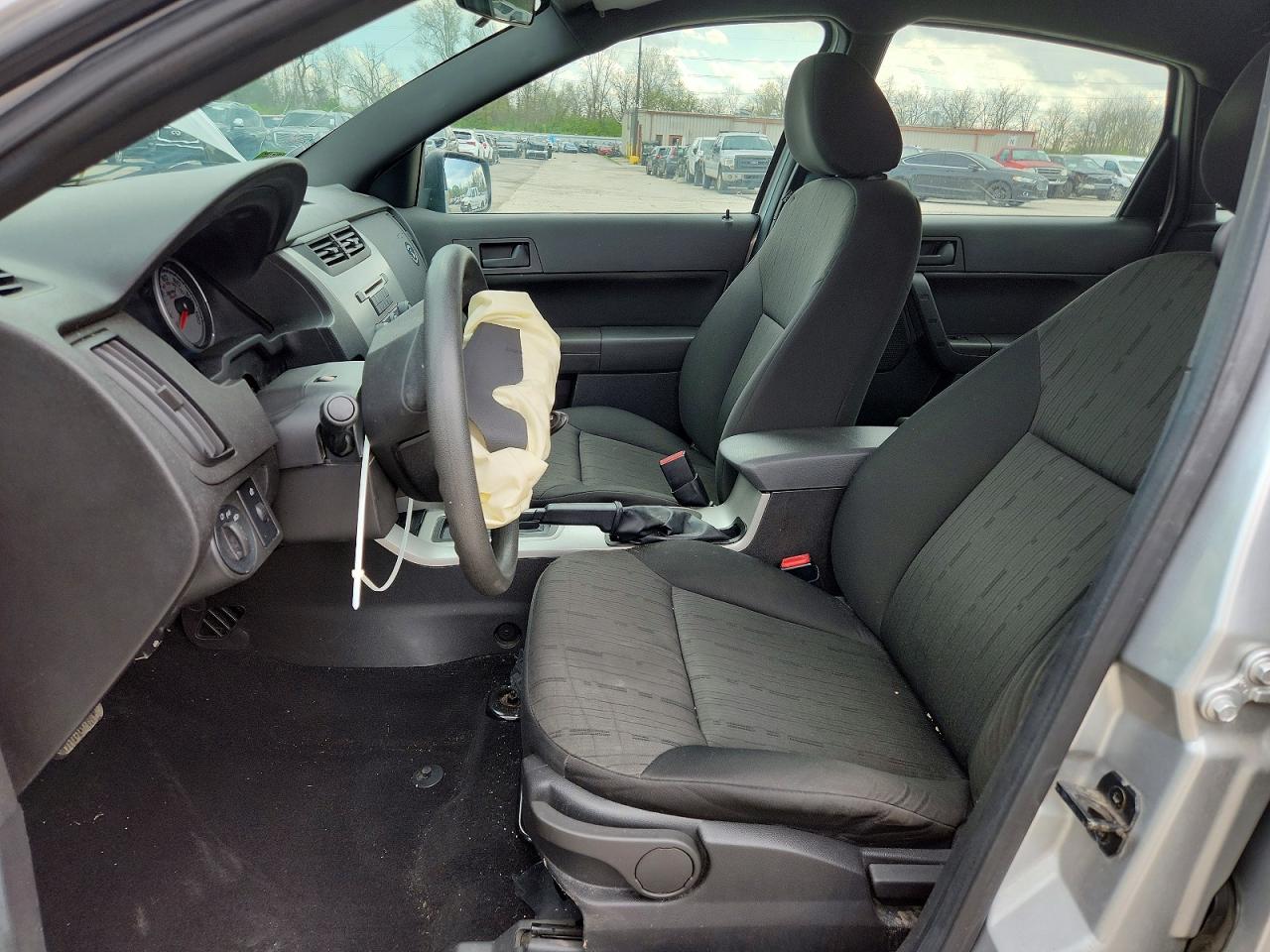 2010 Ford Focus Se Серебряный vin: 1FAHP3FN8AW130003