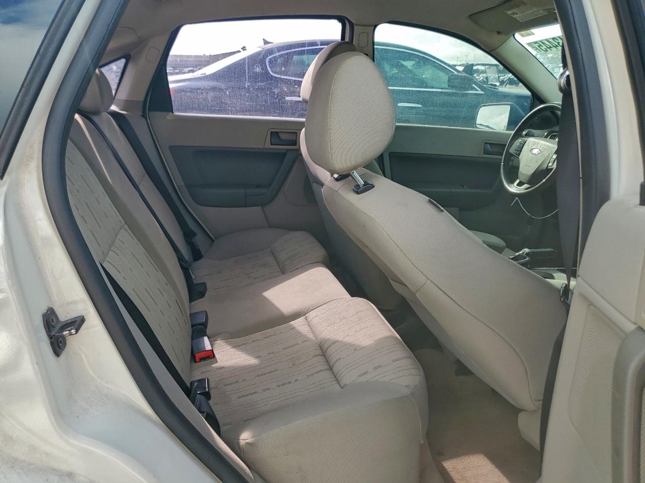 2010 Ford Focus Se White vin: 1FAHP3FN8AW138327