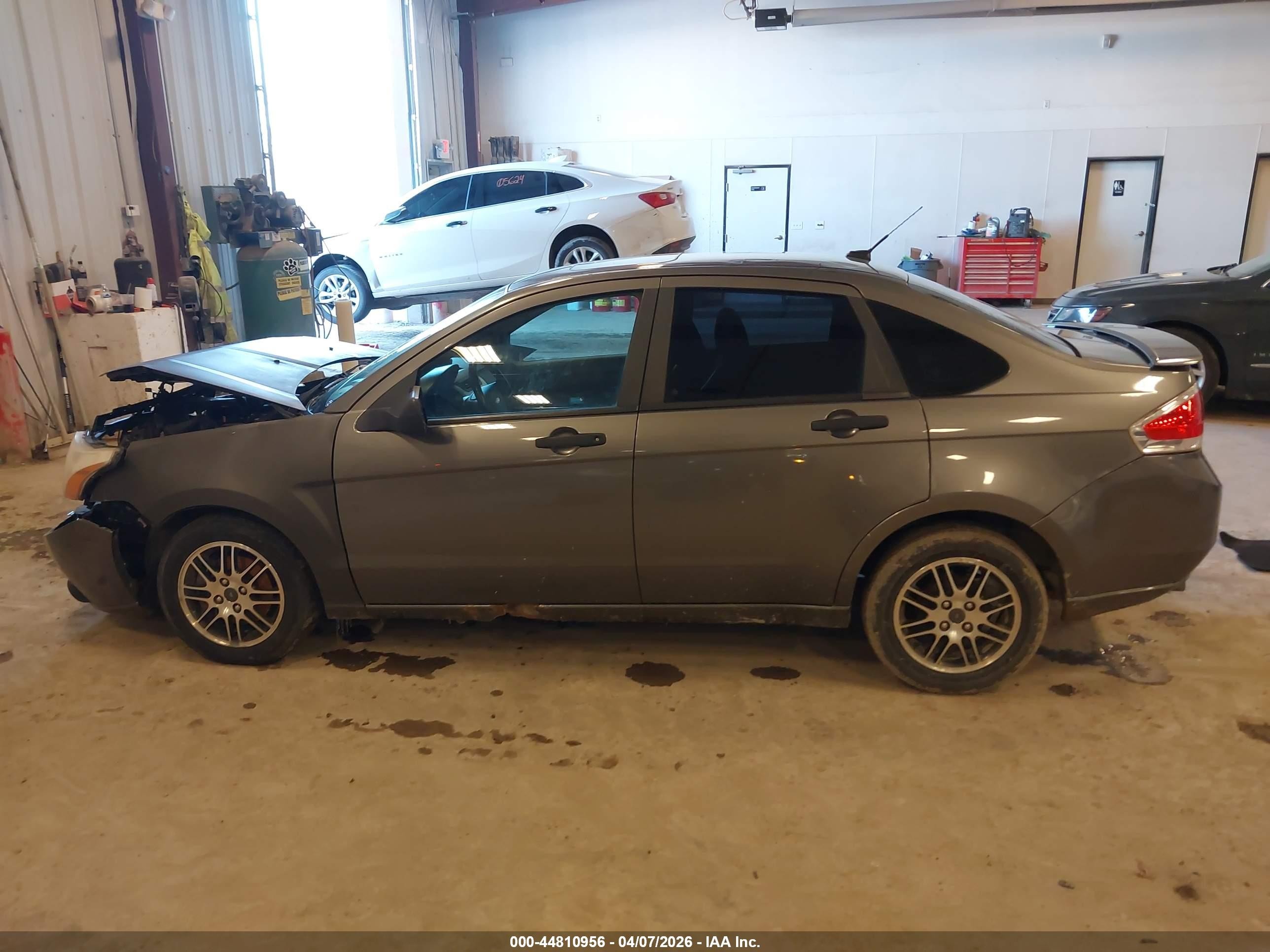 2010 Ford Focus Se Серый vin: 1FAHP3FN8AW160795