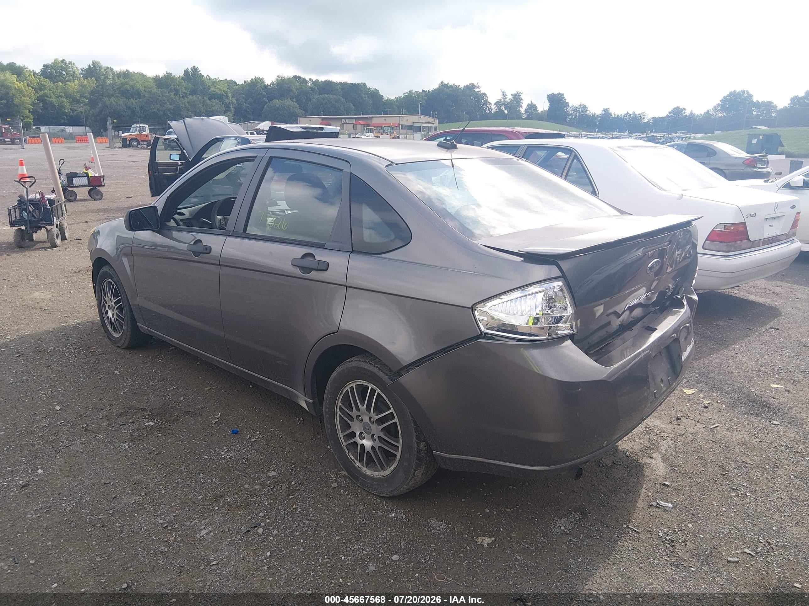2010 Ford Focus Se Серебряный vin: 1FAHP3FN8AW182683