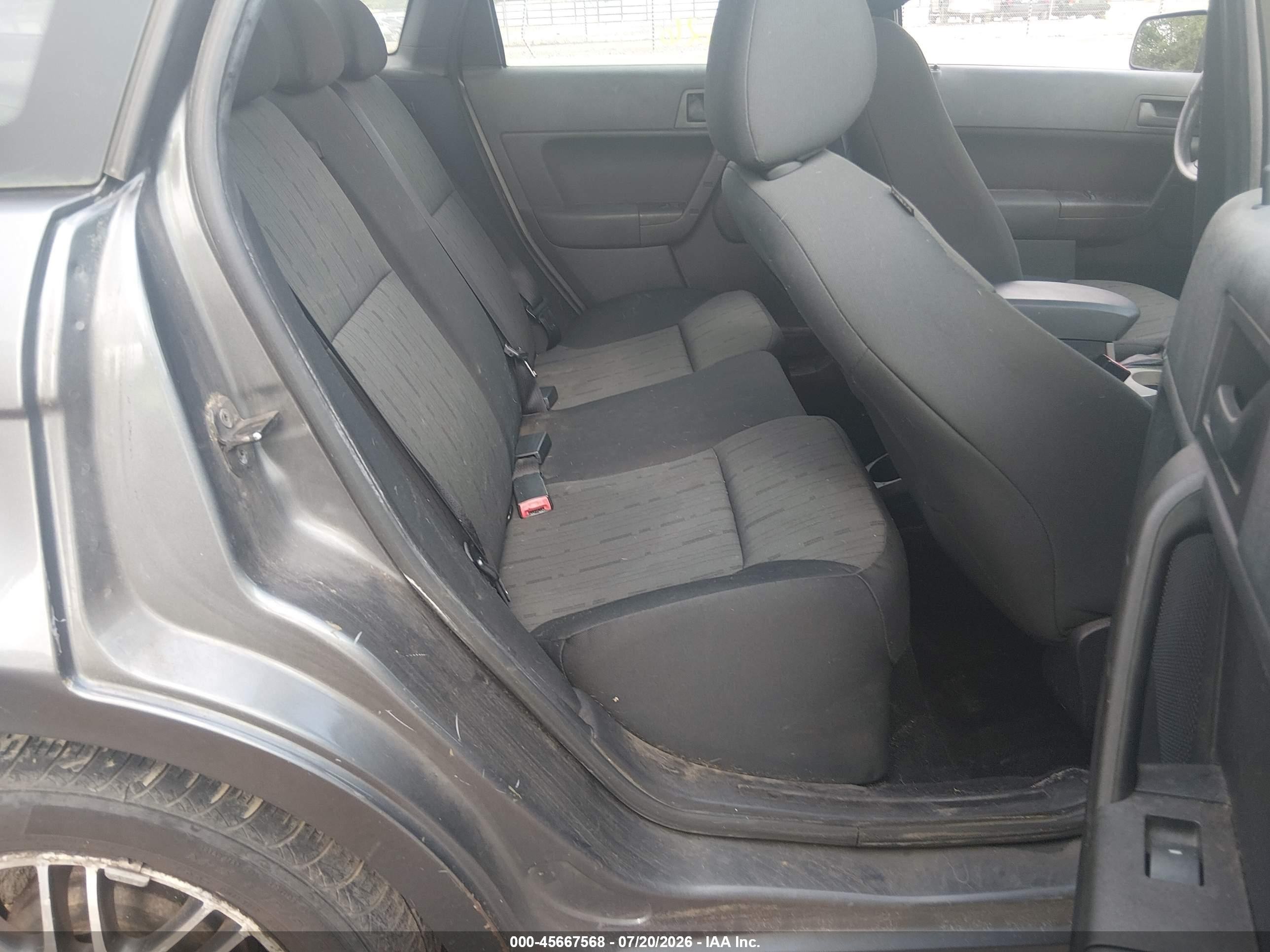 2010 Ford Focus Se Серебряный vin: 1FAHP3FN8AW182683