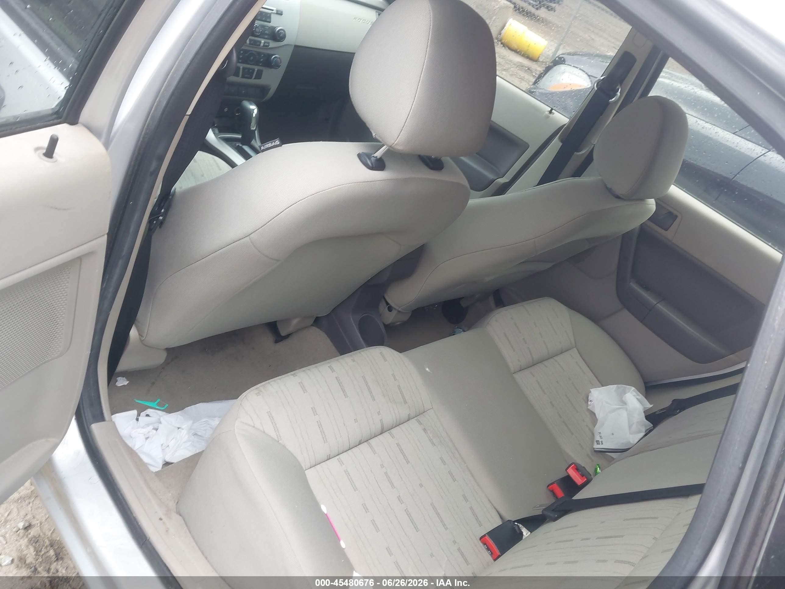2010 Ford Focus Se Silver vin: 1FAHP3FN8AW204150