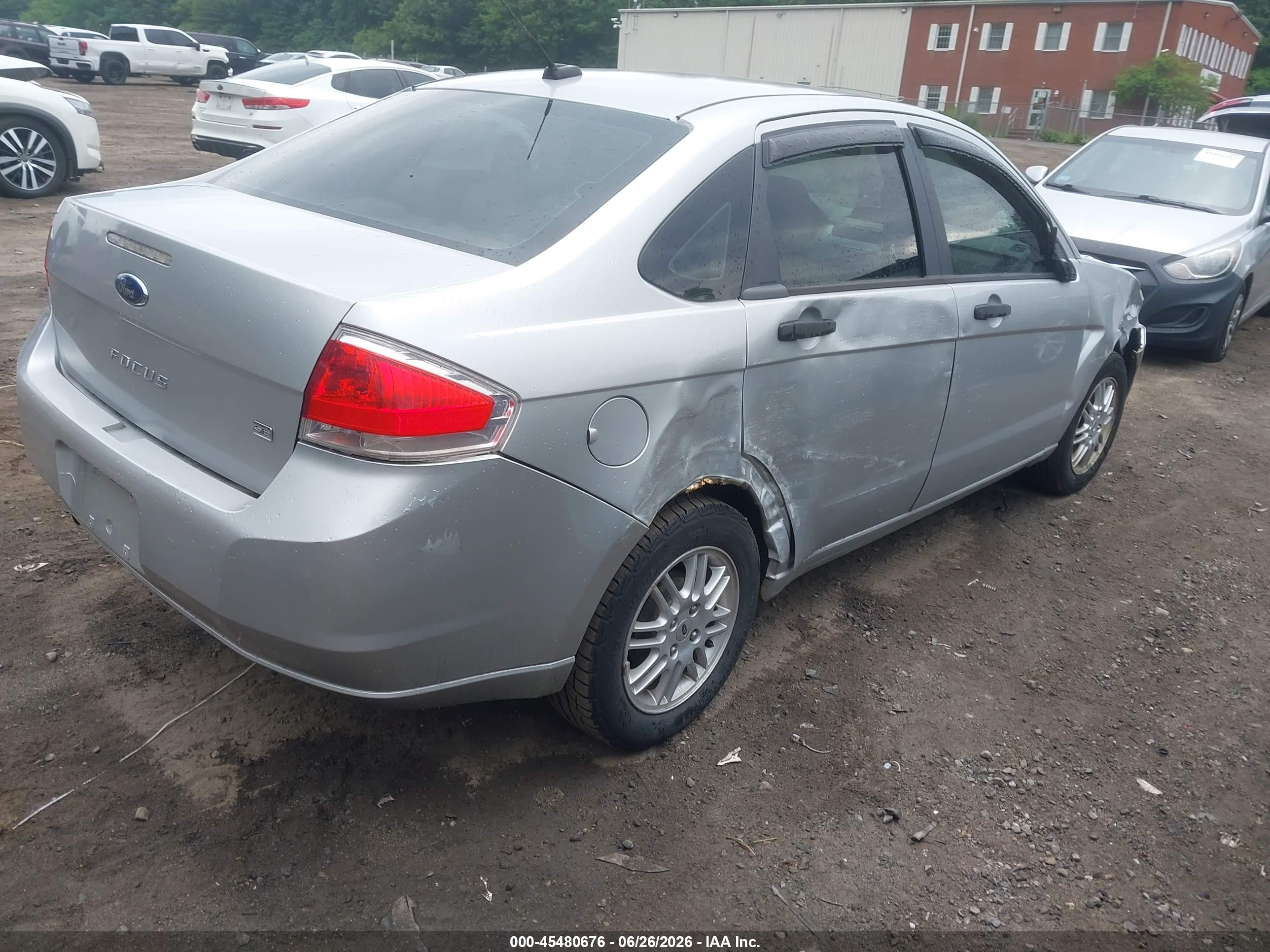 2010 Ford Focus Se Silver vin: 1FAHP3FN8AW204150