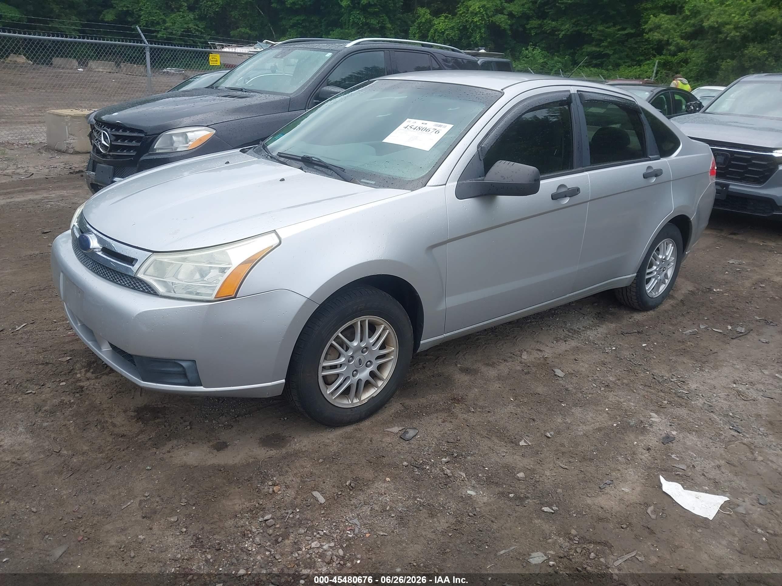 2010 Ford Focus Se Silver vin: 1FAHP3FN8AW204150
