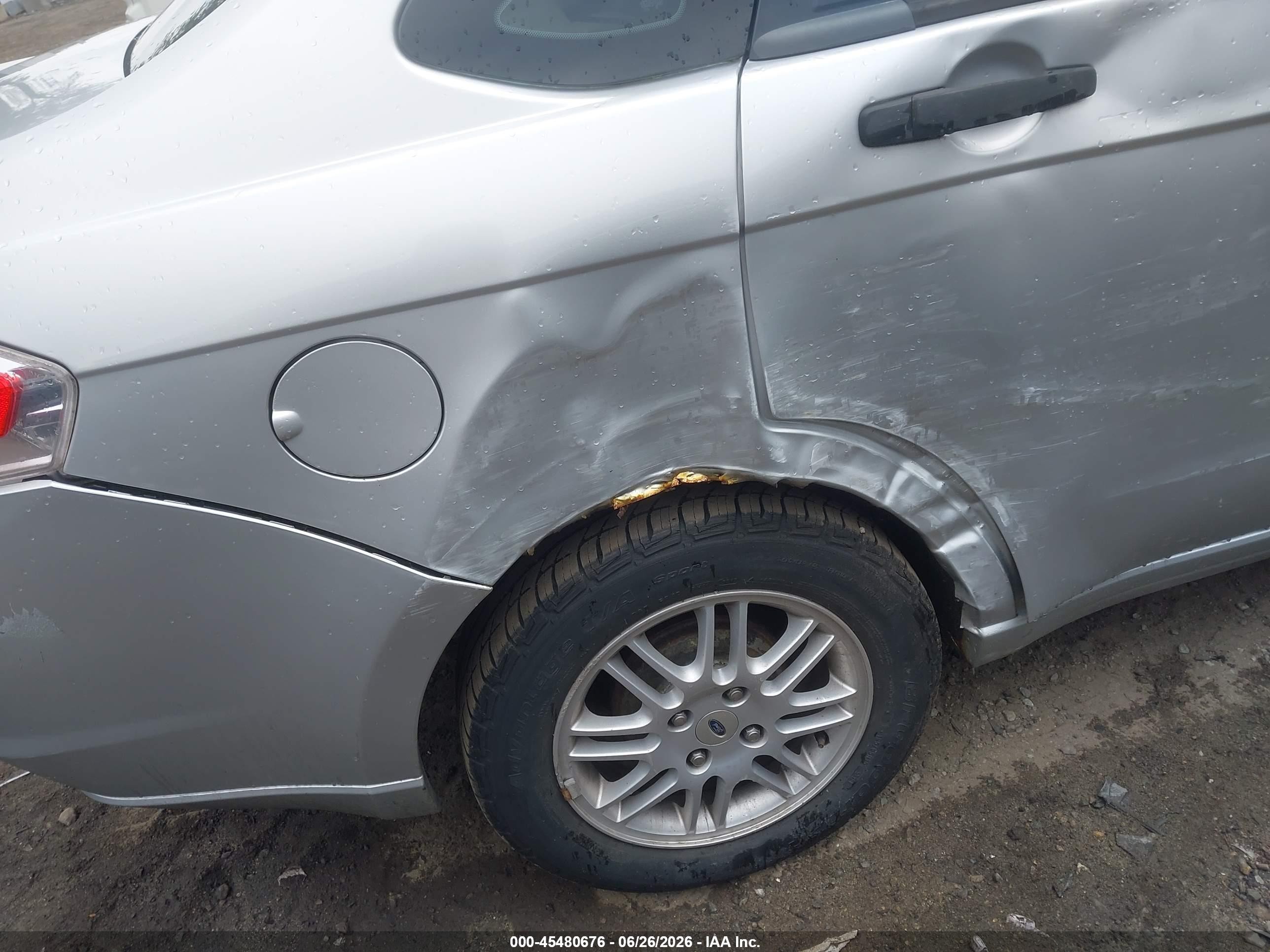 2010 Ford Focus Se Silver vin: 1FAHP3FN8AW204150