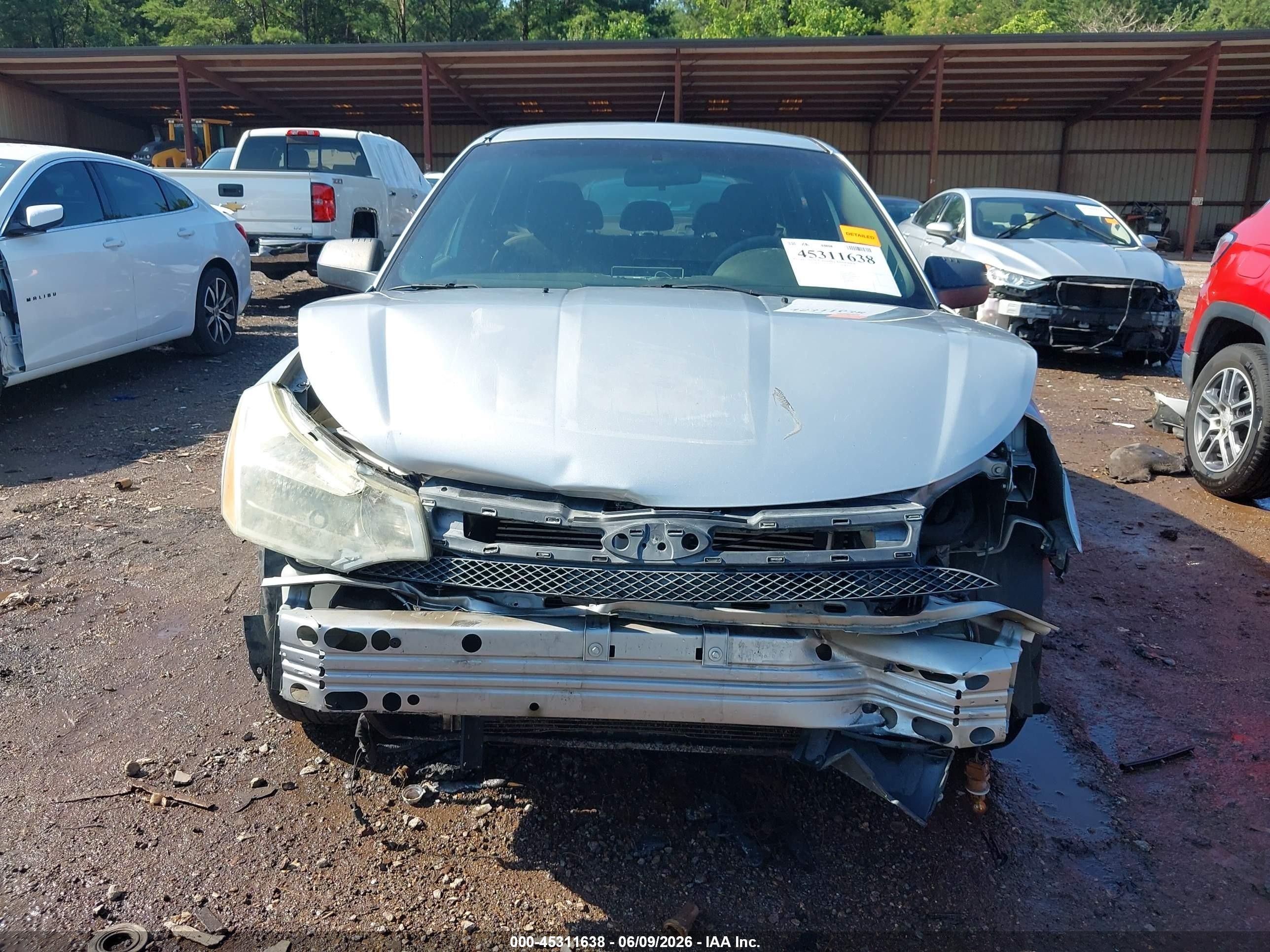 2010 Ford Focus Se Silver vin: 1FAHP3FN8AW209297