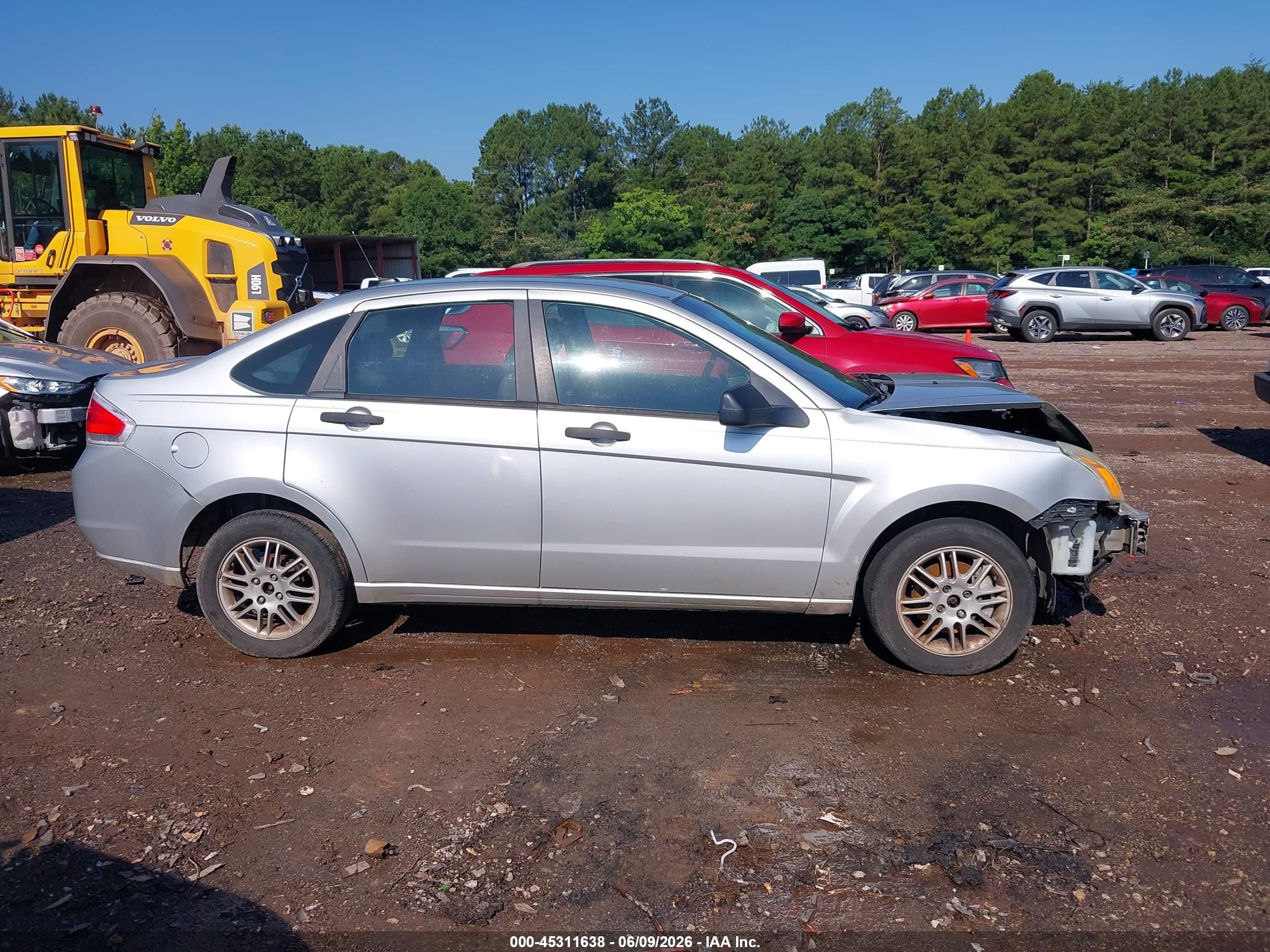 2010 Ford Focus Se Silver vin: 1FAHP3FN8AW209297