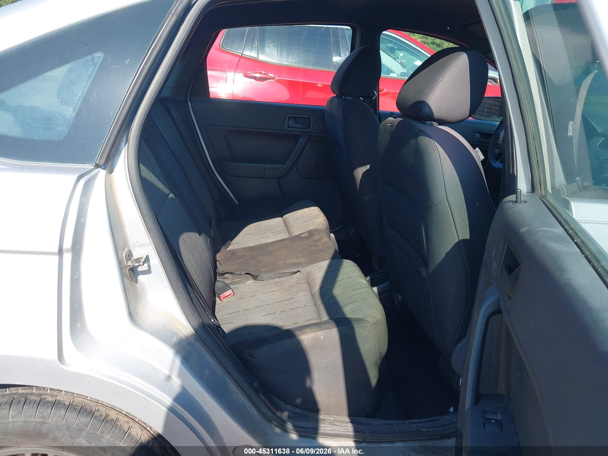 2010 Ford Focus Se Silver vin: 1FAHP3FN8AW209297