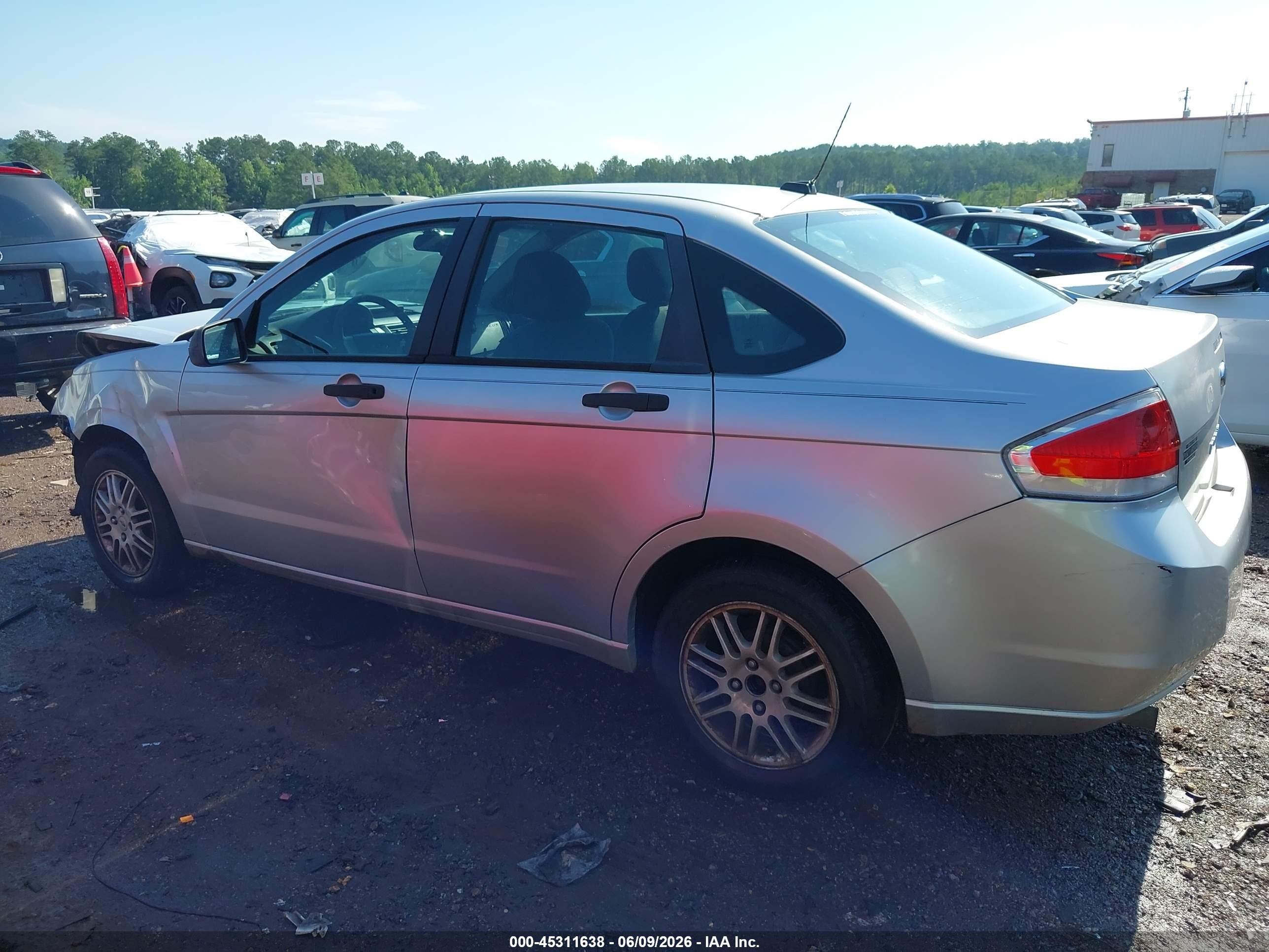 2010 Ford Focus Se Silver vin: 1FAHP3FN8AW209297