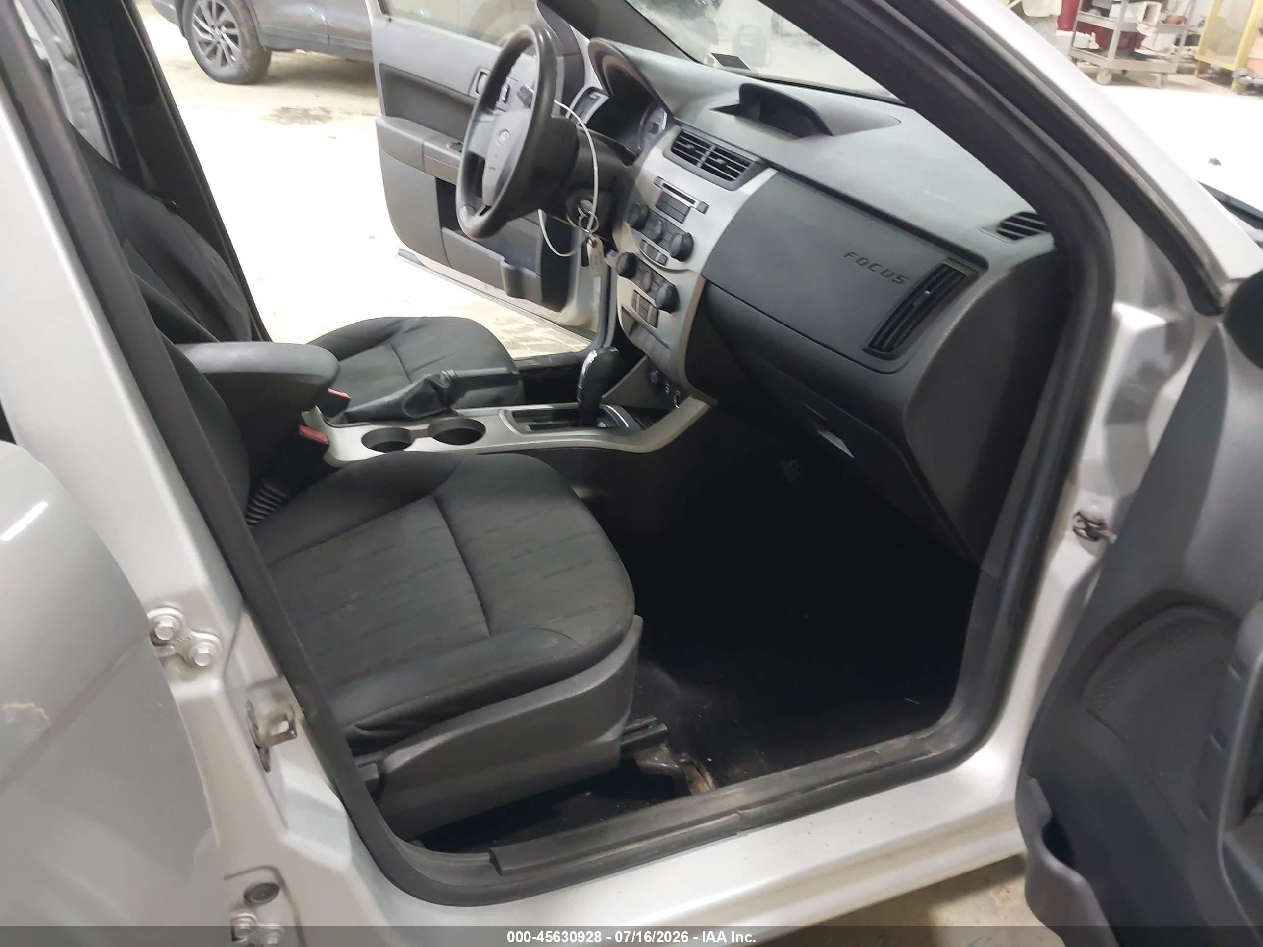 2011 Ford Focus Se Silver vin: 1FAHP3FN8BW182202