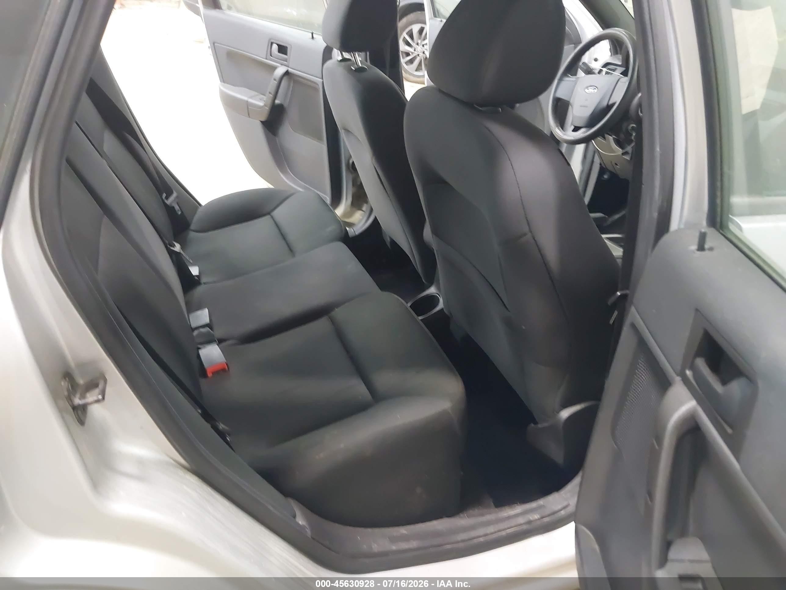2011 Ford Focus Se Silver vin: 1FAHP3FN8BW182202