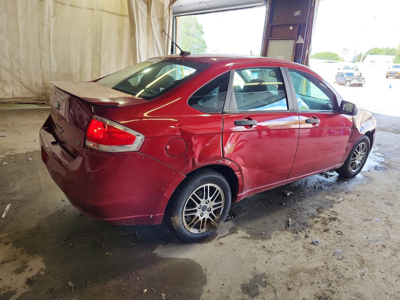 2011 Ford Focus Se Red vin: 1FAHP3FN8BW192180