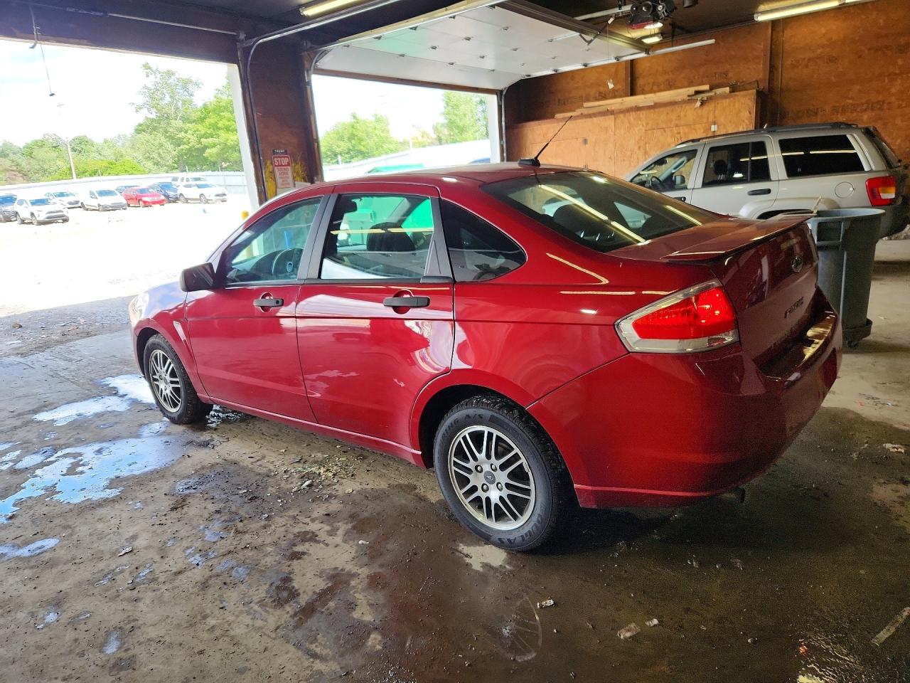 2011 Ford Focus Se Red vin: 1FAHP3FN8BW192180