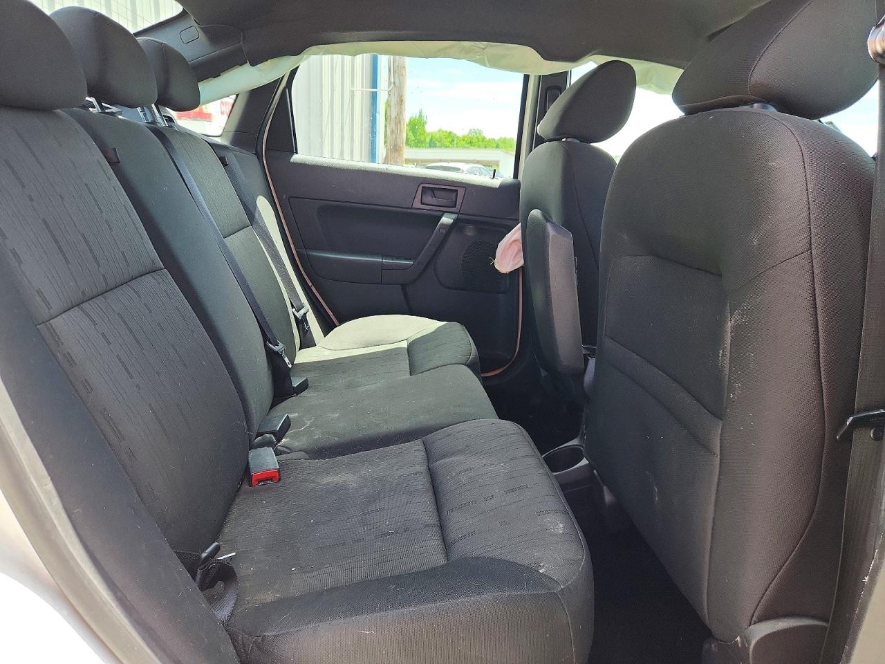 2010 Ford Focus Se White vin: 1FAHP3FN9AW162247