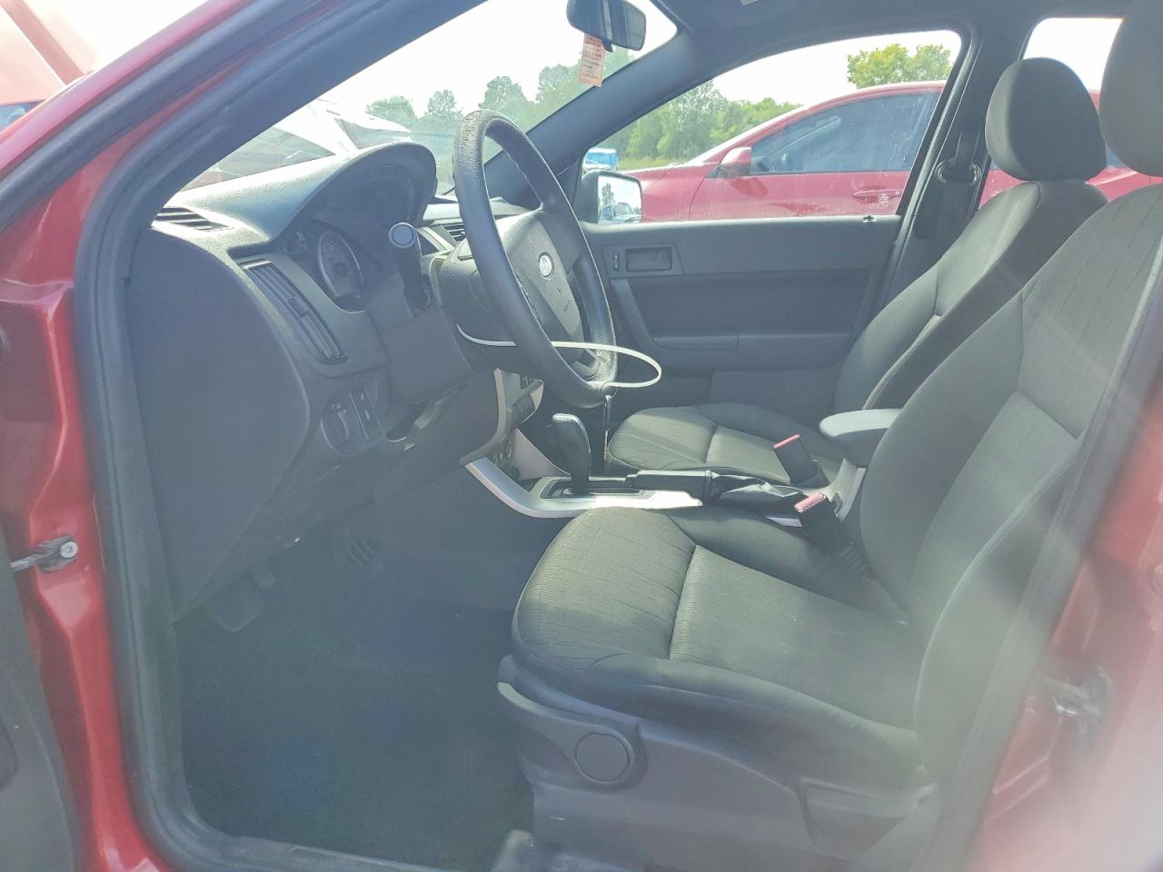 2010 Ford Focus Se Red vin: 1FAHP3FN9AW211401