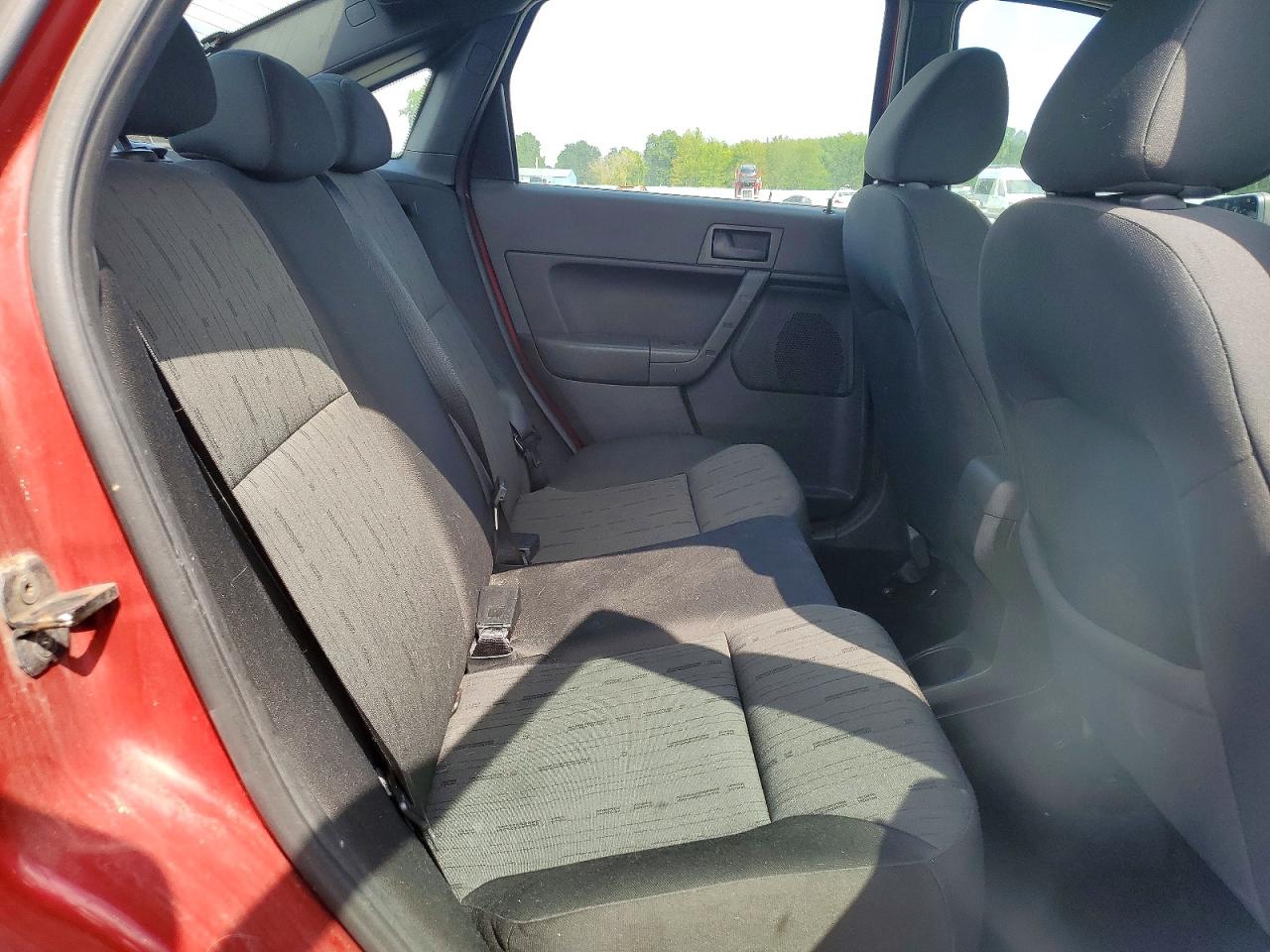 2010 Ford Focus Se Red vin: 1FAHP3FN9AW211401