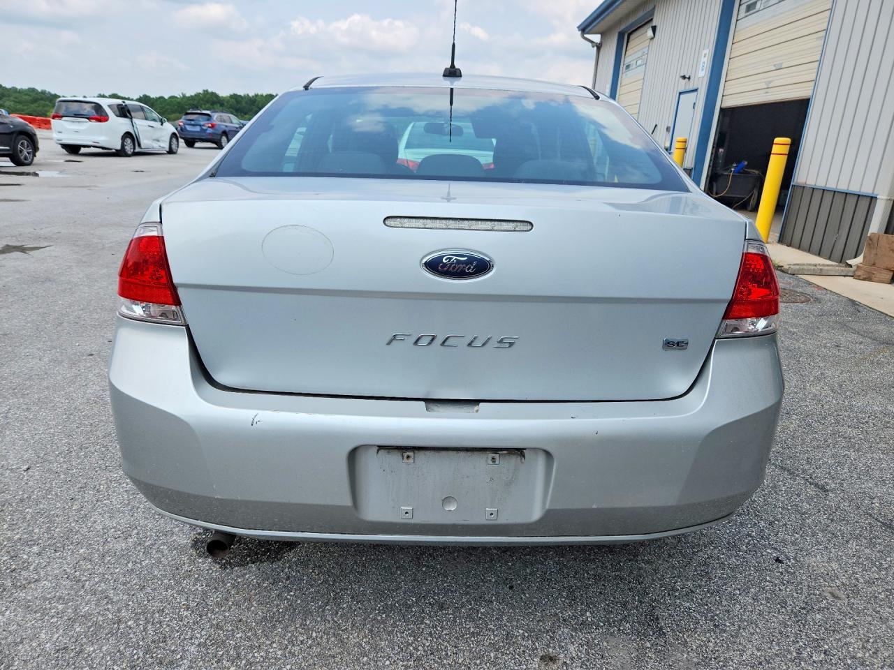 2010 Ford Focus Se Silver vin: 1FAHP3FN9AW239098