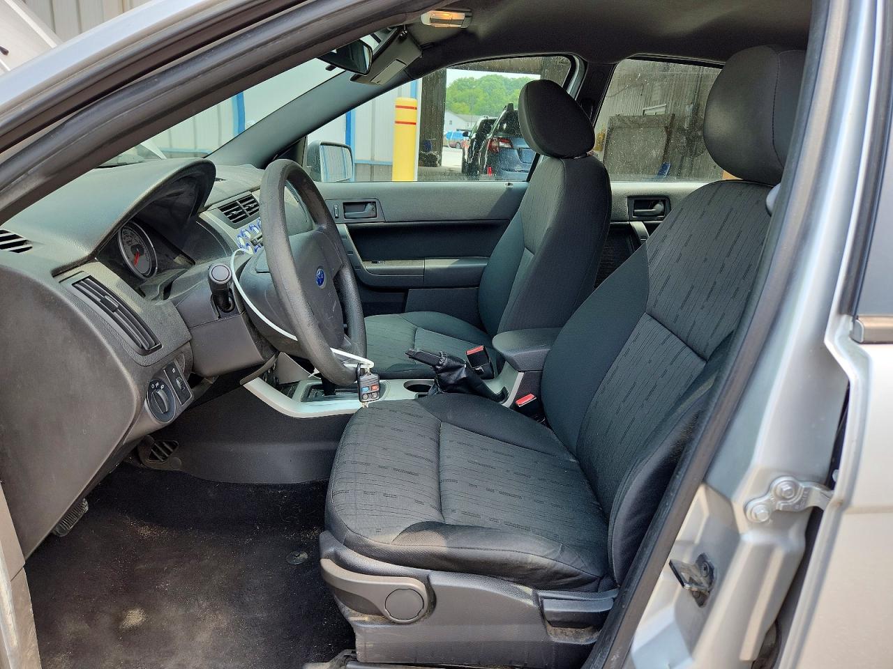 2010 Ford Focus Se Silver vin: 1FAHP3FN9AW239098