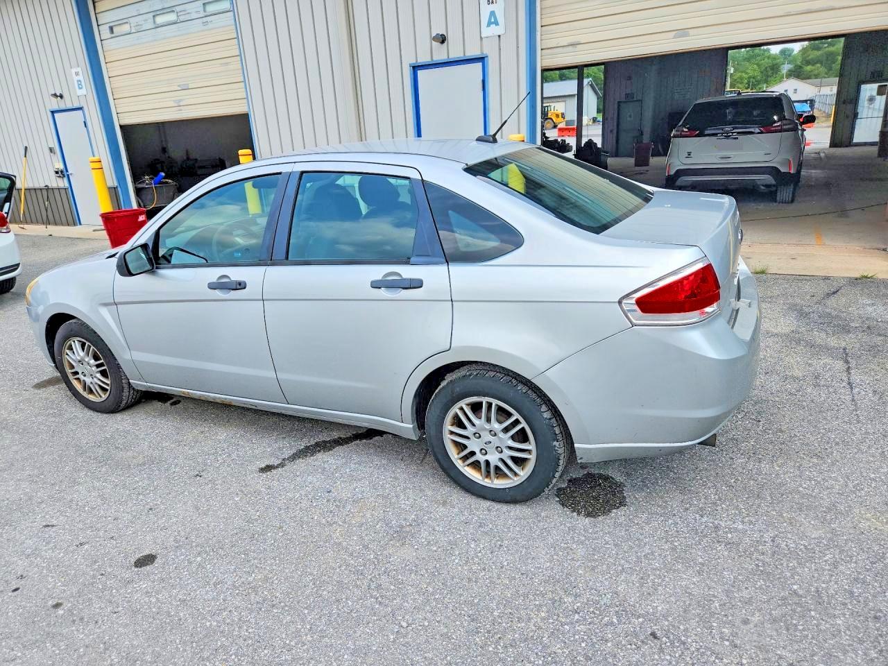 2010 Ford Focus Se Silver vin: 1FAHP3FN9AW239098
