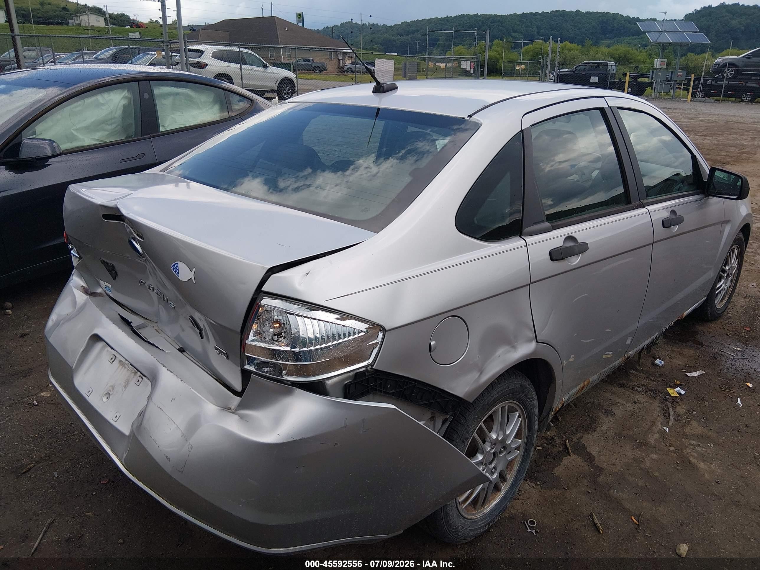 2010 Ford Focus Se Silver vin: 1FAHP3FNXAW202268