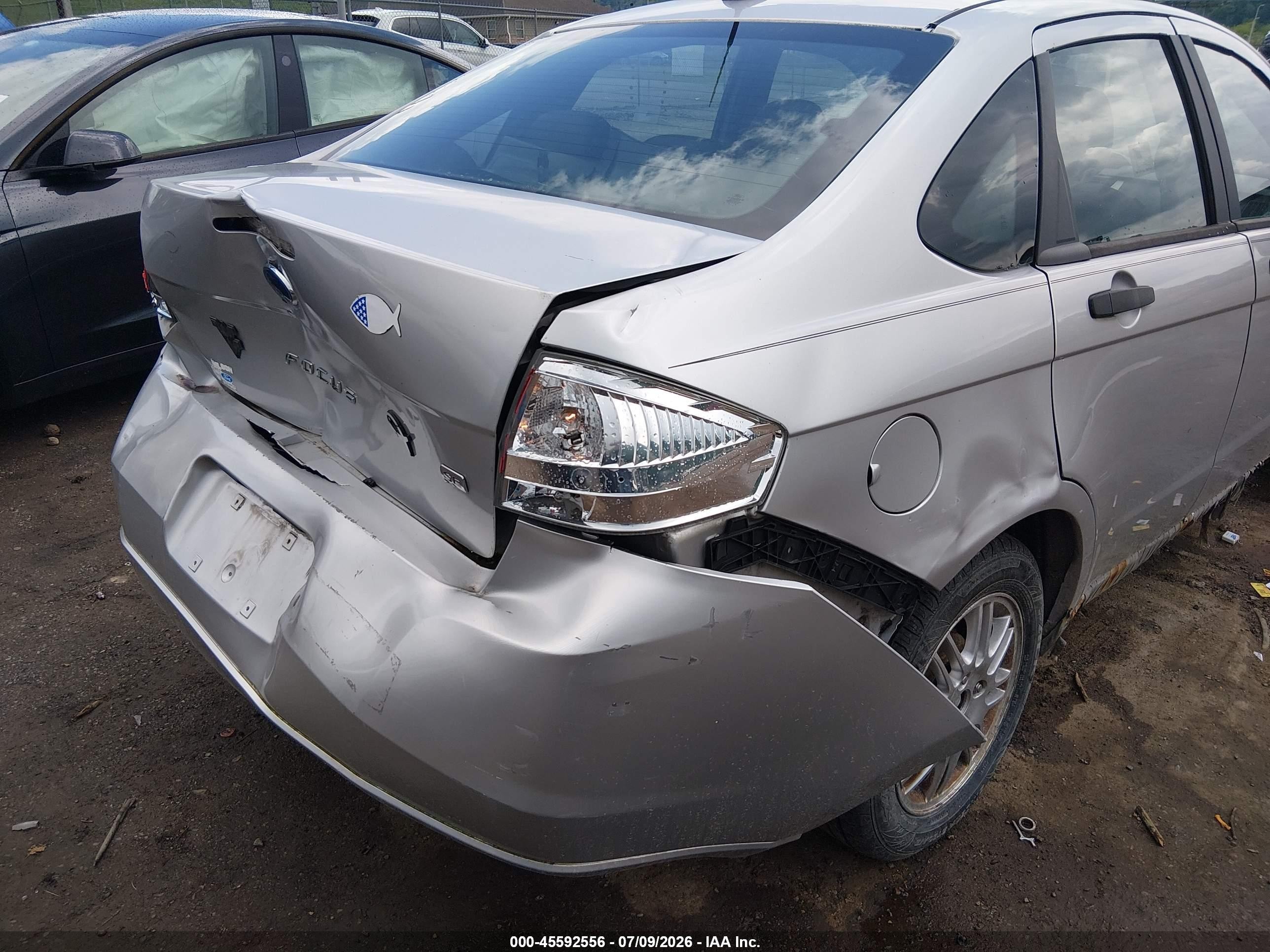 2010 Ford Focus Se Silver vin: 1FAHP3FNXAW202268