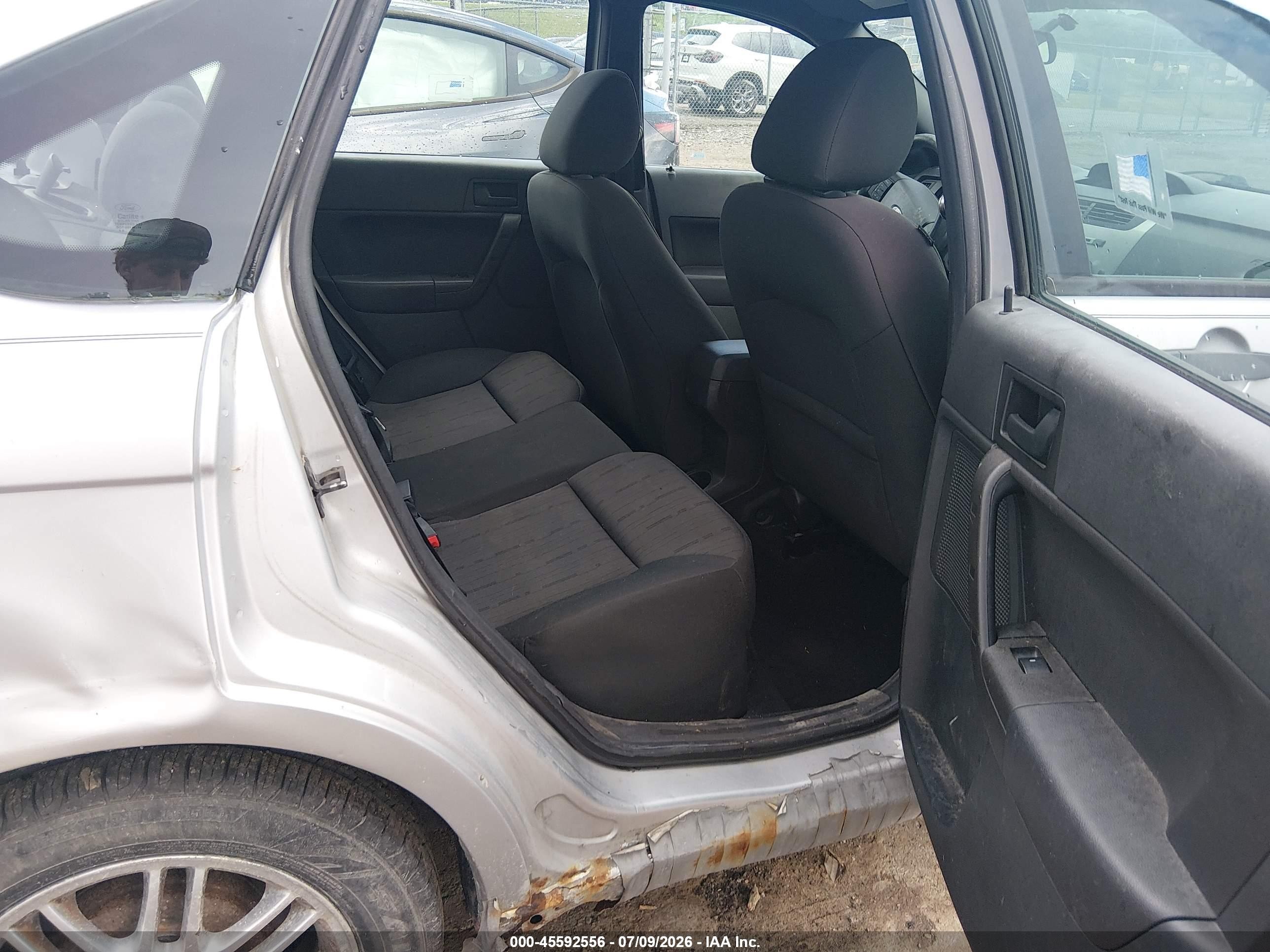 2010 Ford Focus Se Silver vin: 1FAHP3FNXAW202268