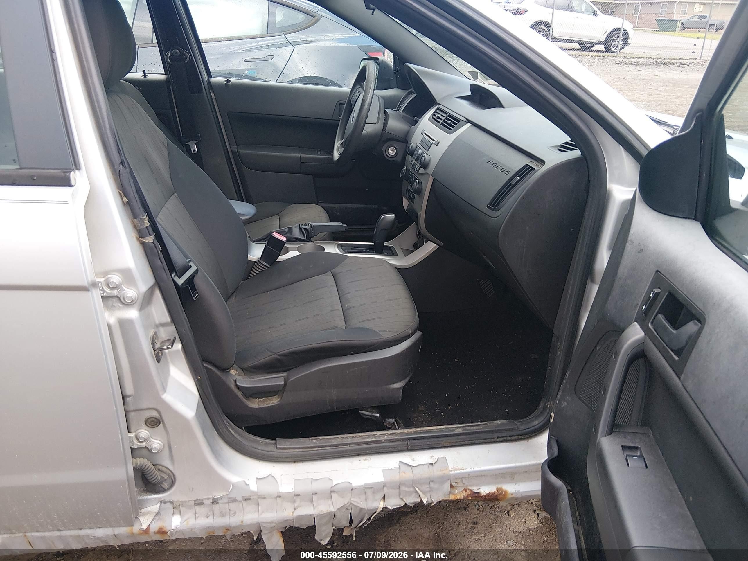 2010 Ford Focus Se Silver vin: 1FAHP3FNXAW202268
