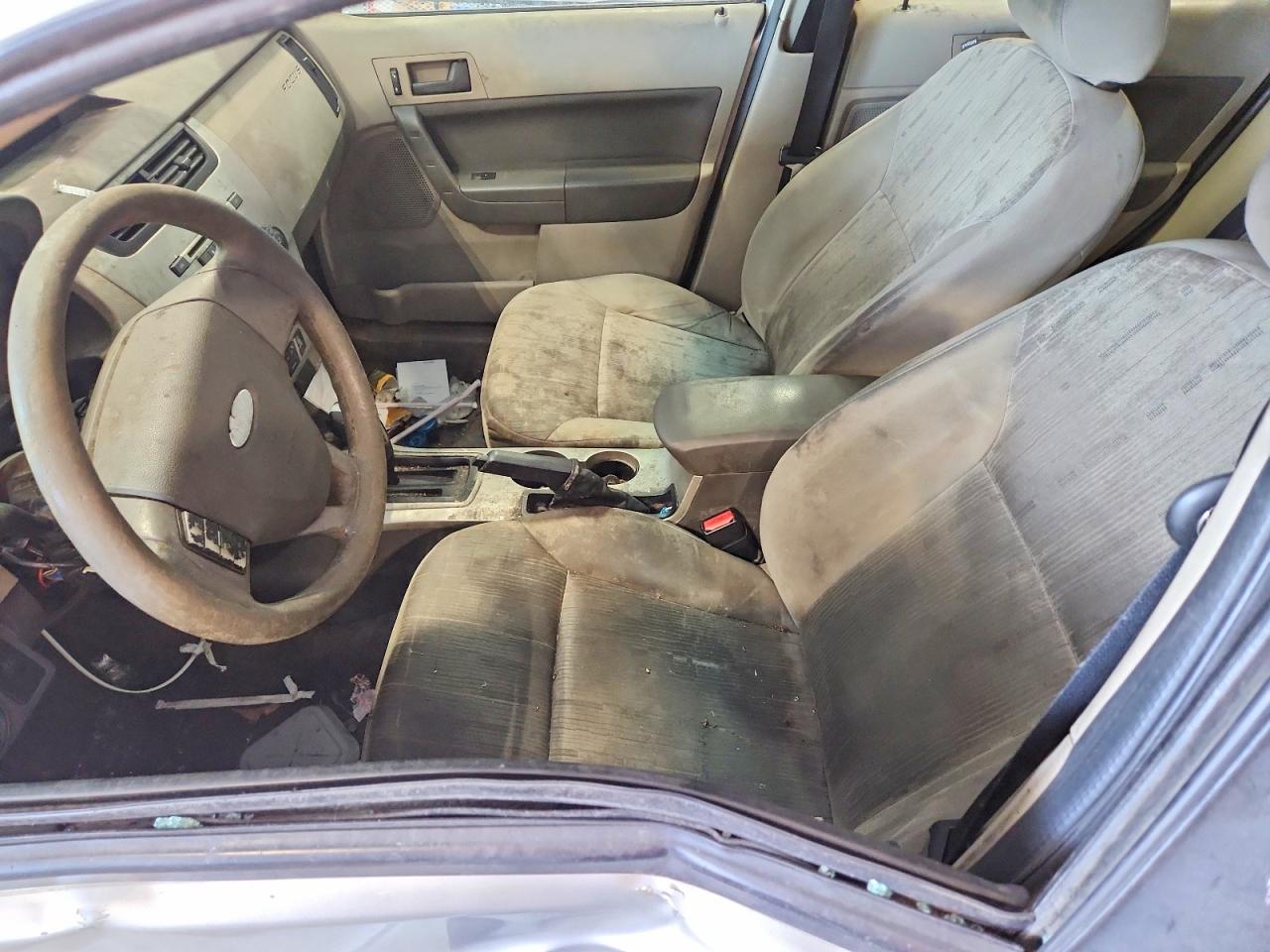 2010 Ford Focus Se Silver vin: 1FAHP3FNXAW237103