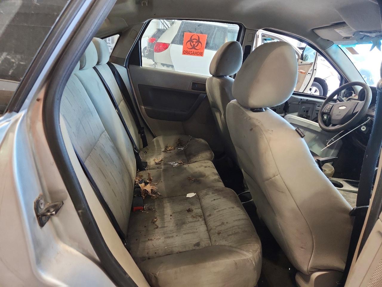 2010 Ford Focus Se Silver vin: 1FAHP3FNXAW237103