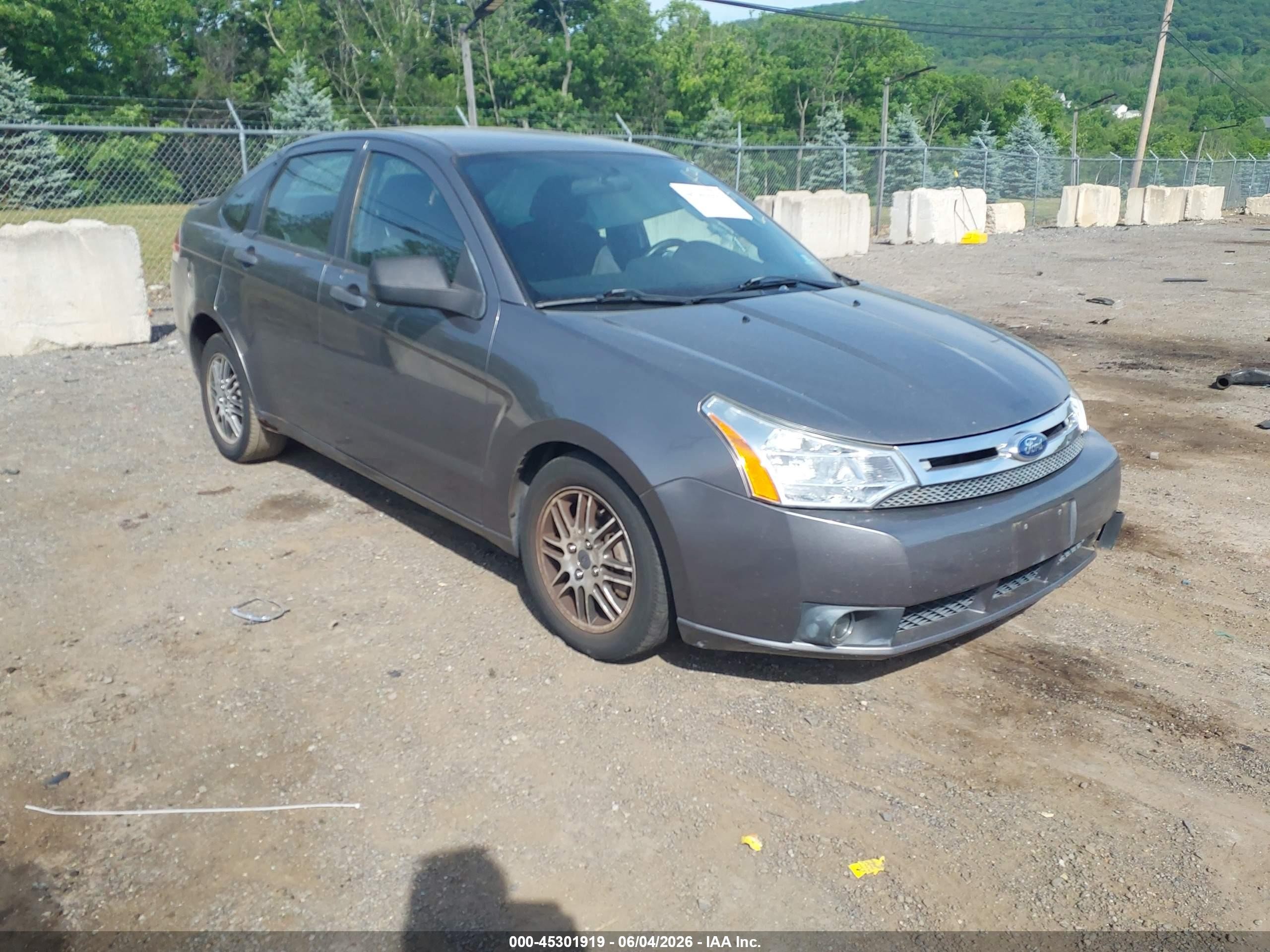 2010 Ford Focus Se Silver vin: 1FAHP3FNXAW250353