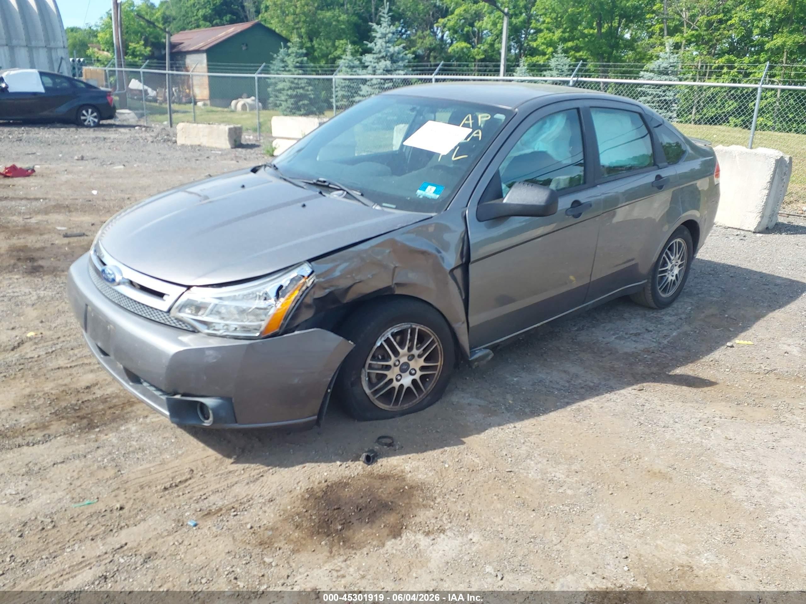 2010 Ford Focus Se Silver vin: 1FAHP3FNXAW250353