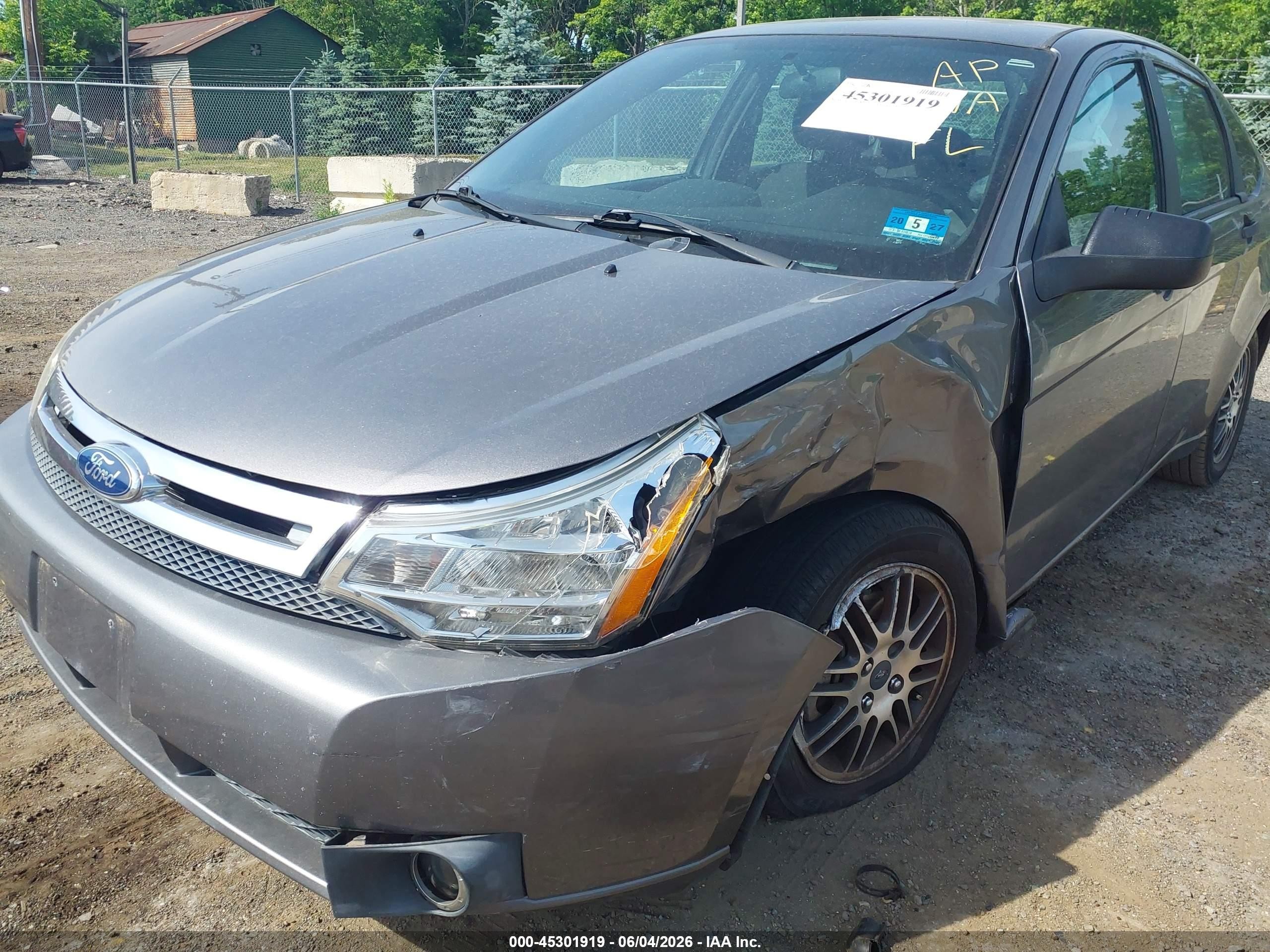 2010 Ford Focus Se Silver vin: 1FAHP3FNXAW250353