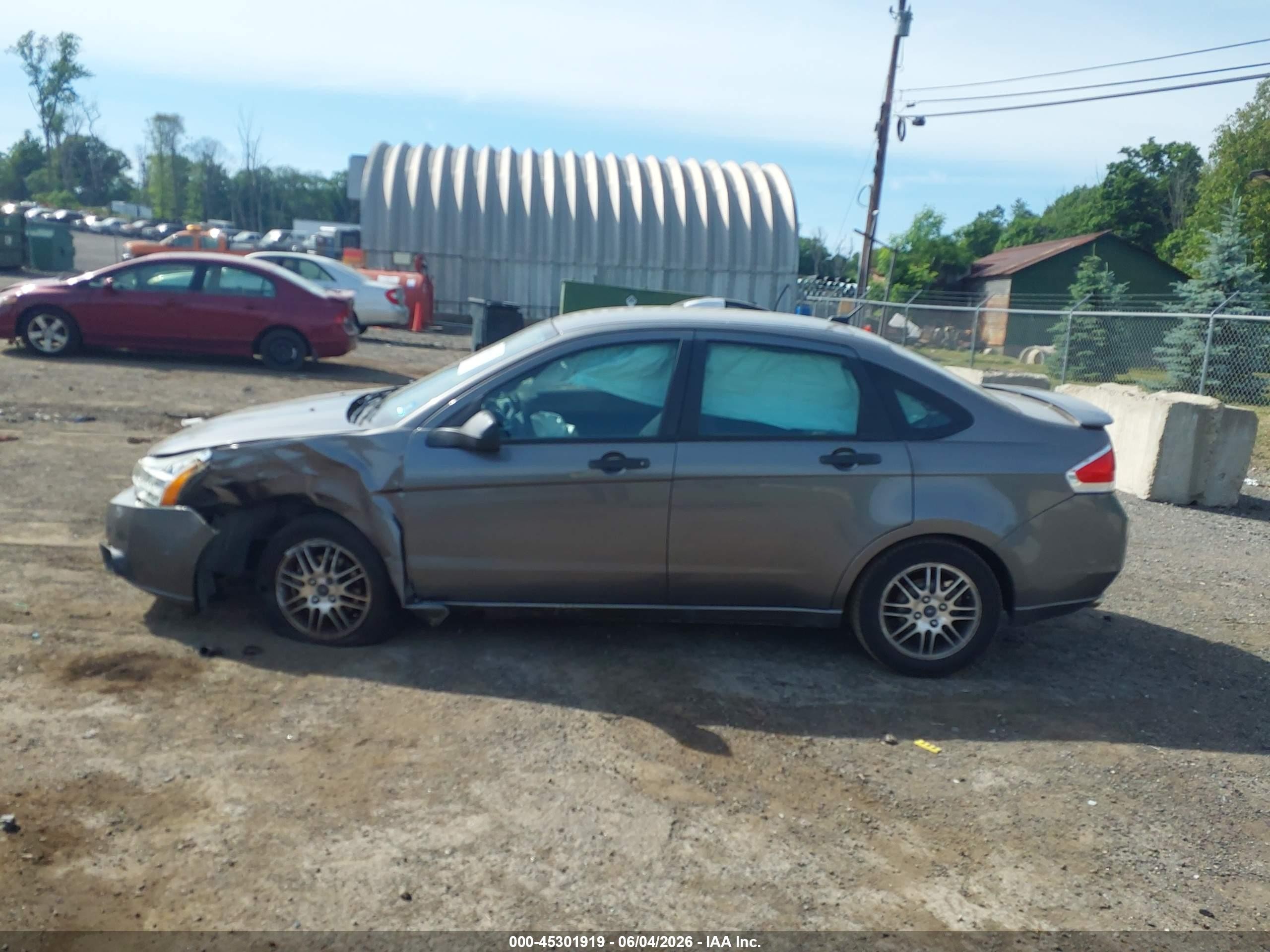 2010 Ford Focus Se Silver vin: 1FAHP3FNXAW250353