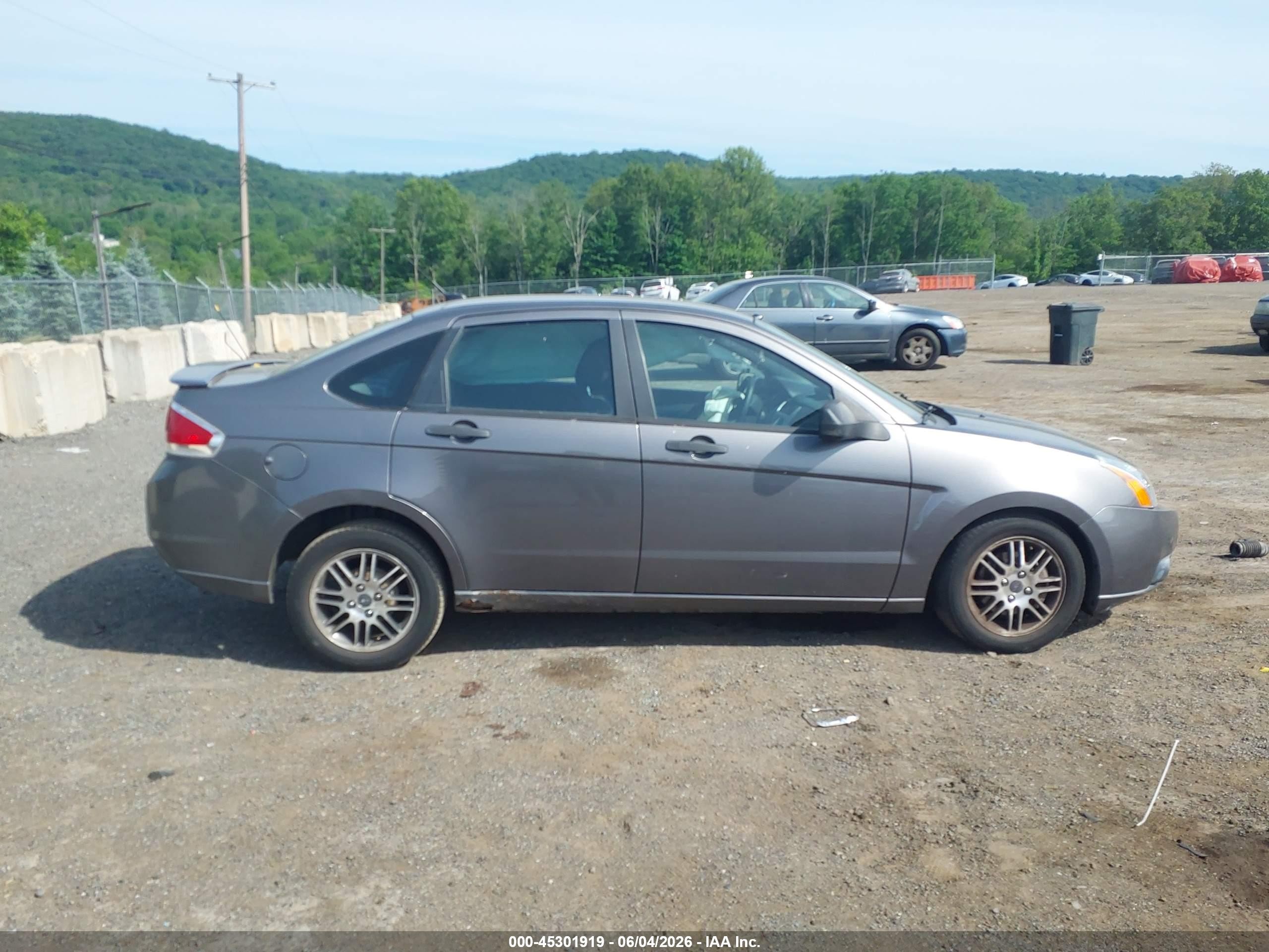 2010 Ford Focus Se Silver vin: 1FAHP3FNXAW250353