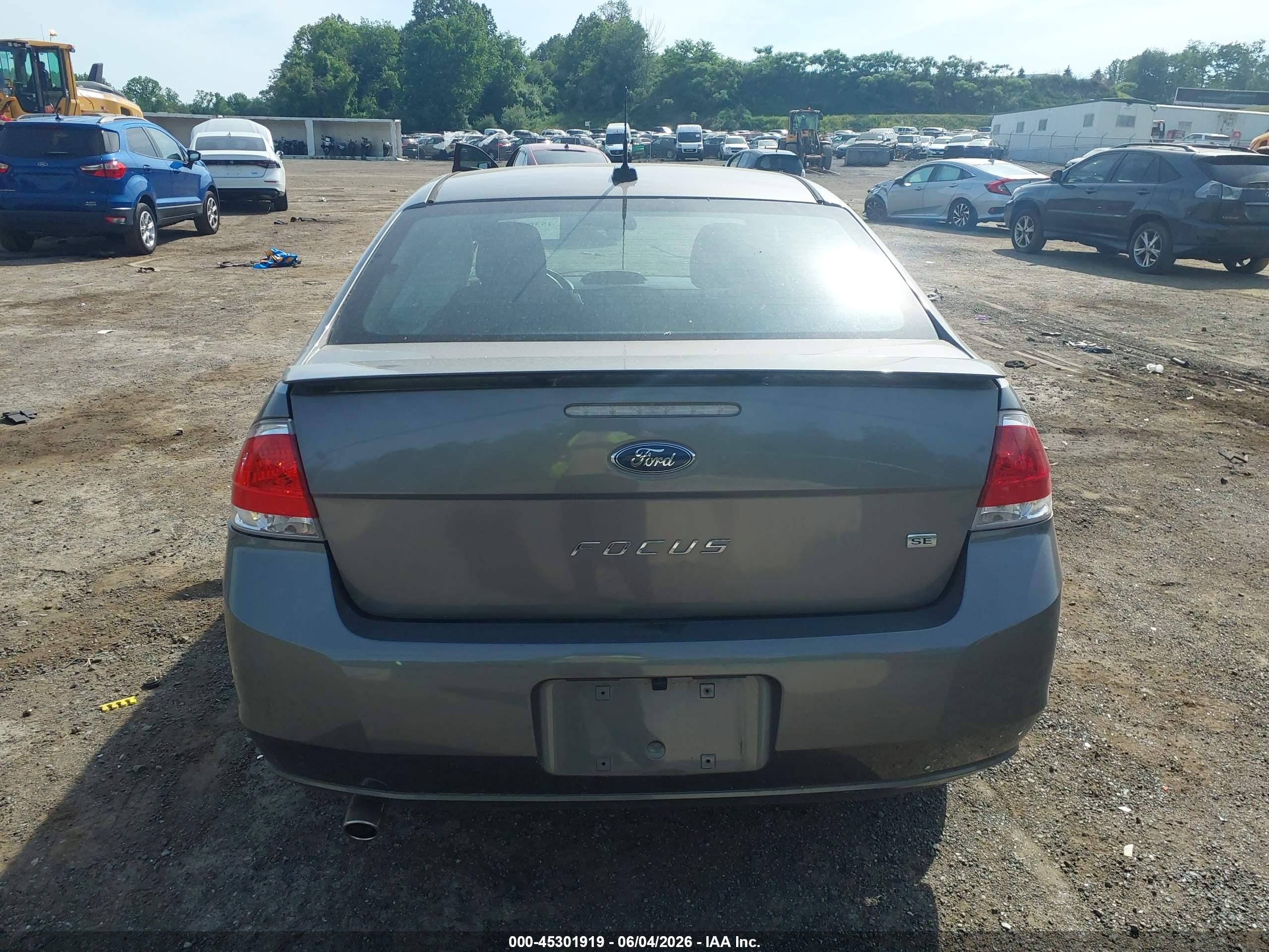 2010 Ford Focus Se Silver vin: 1FAHP3FNXAW250353
