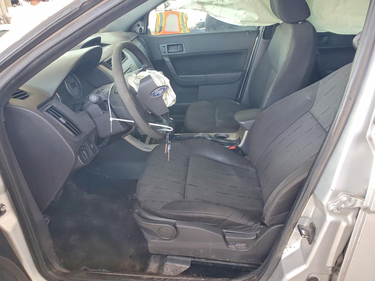 2010 Ford Focus 4d Se Silver vin: 1FAHP3FNXAW286656