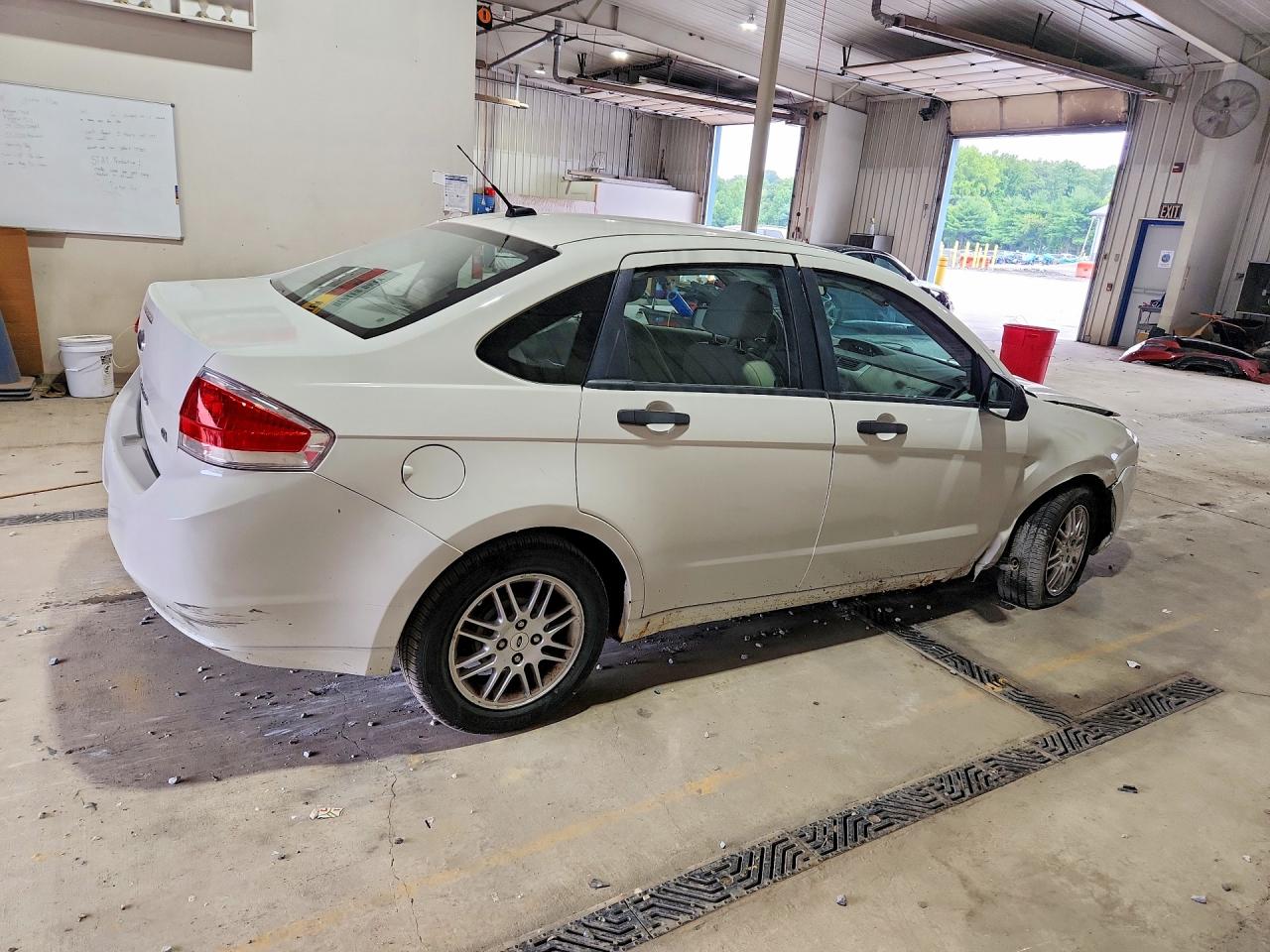 2010 Ford Focus Se White vin: 1FAHP3FNXAW288200