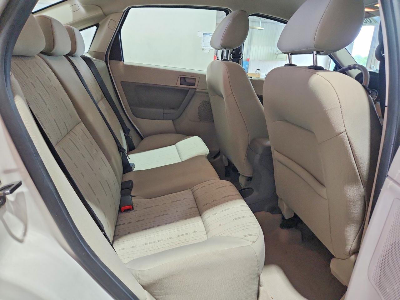 2010 Ford Focus Se White vin: 1FAHP3FNXAW288200