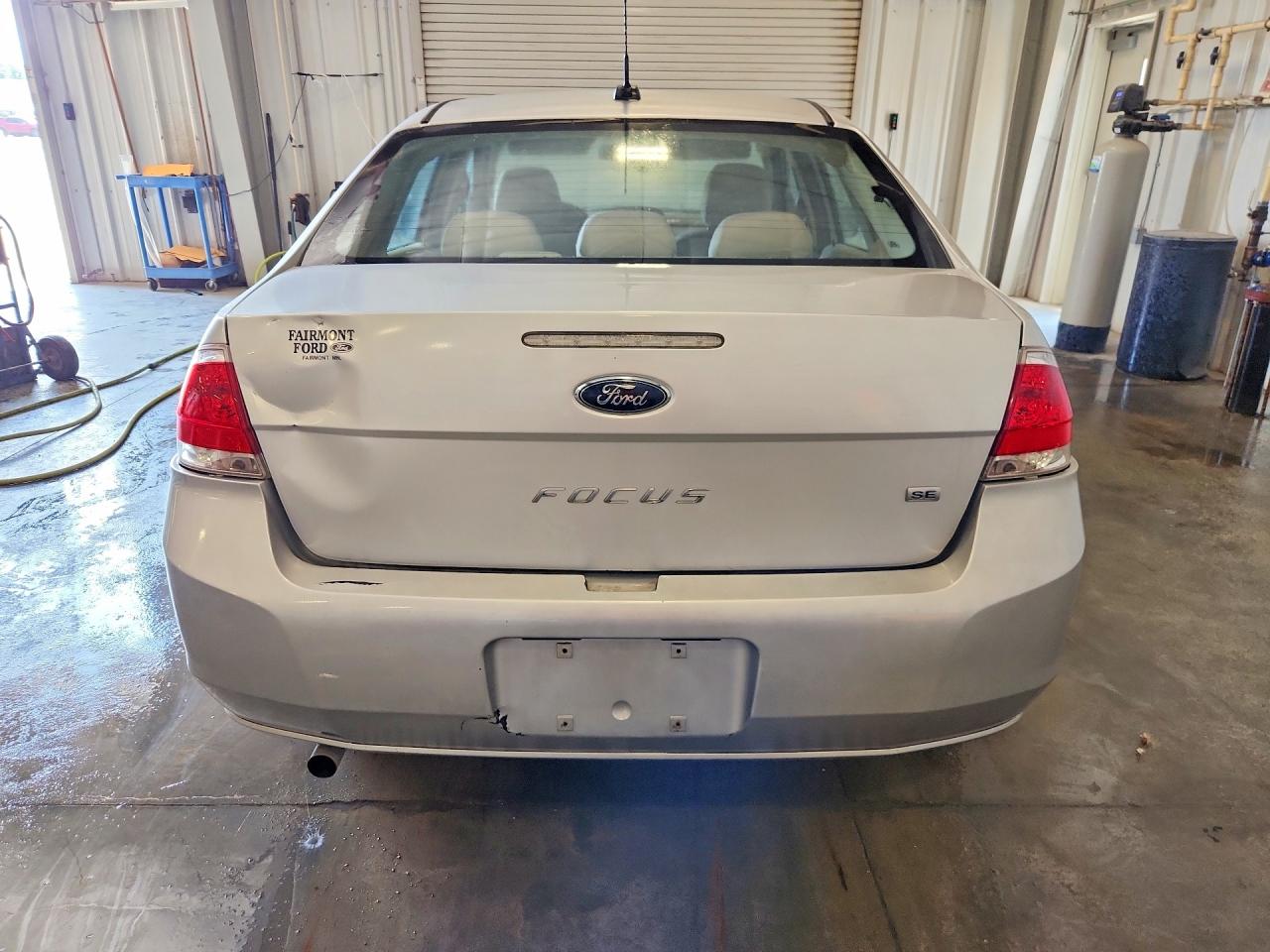 2010 Ford Focus Se Silver vin: 1FAHP3FNXAW291825